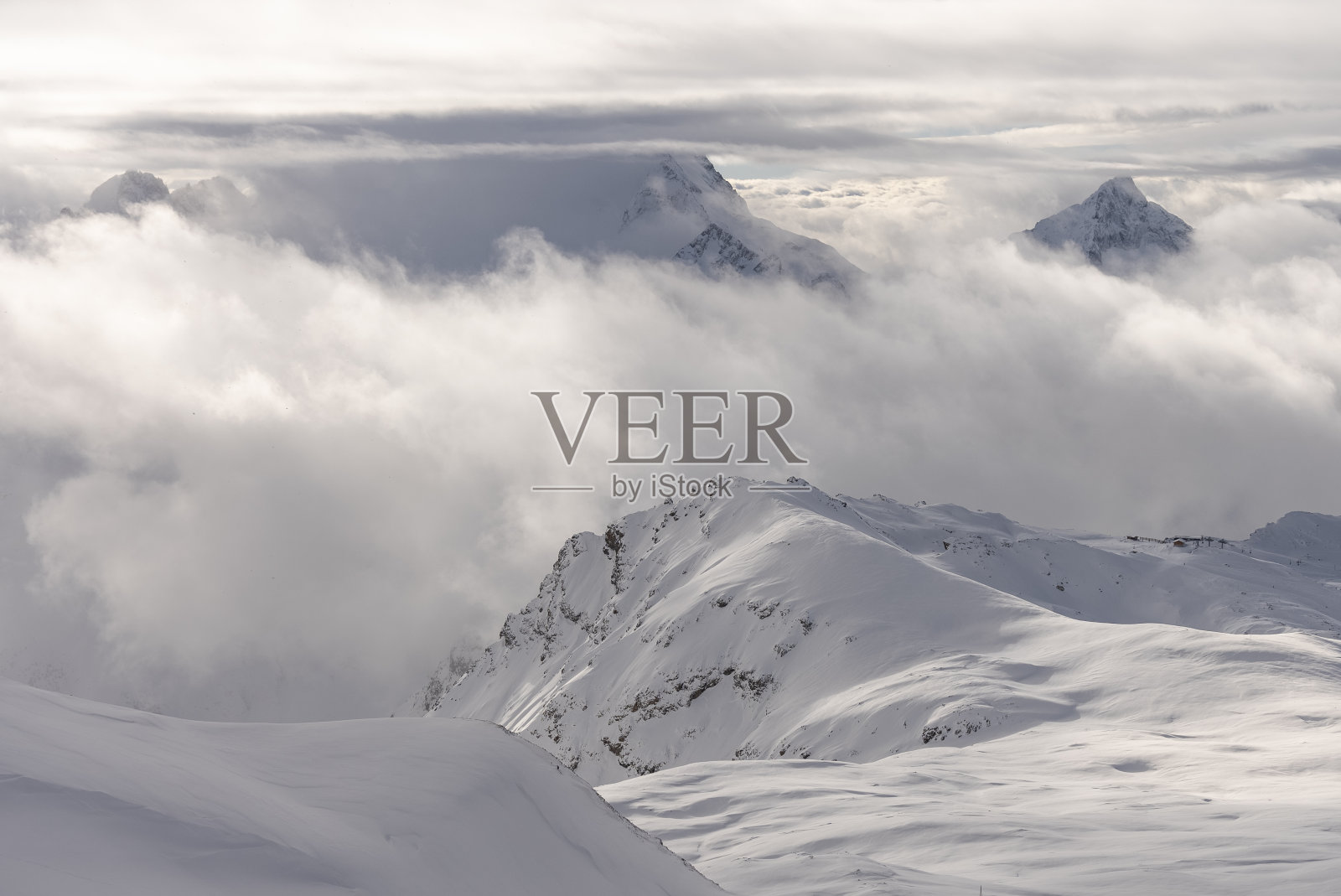 白雪覆盖的阿尔卑斯山在欧洲…冬季的法国阿尔卑斯山脉，法国的罗纳阿尔卑斯山脉照片摄影图片