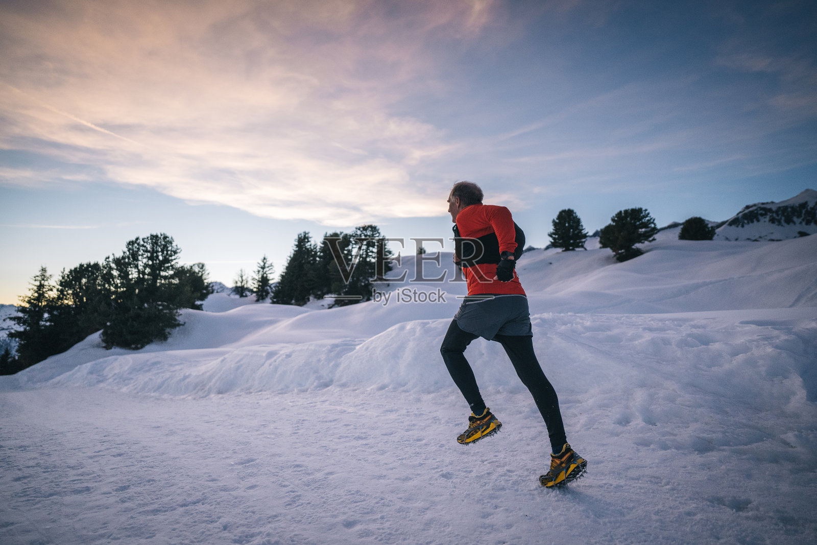 高级越野跑运动员沿着山路跳跃照片摄影图片