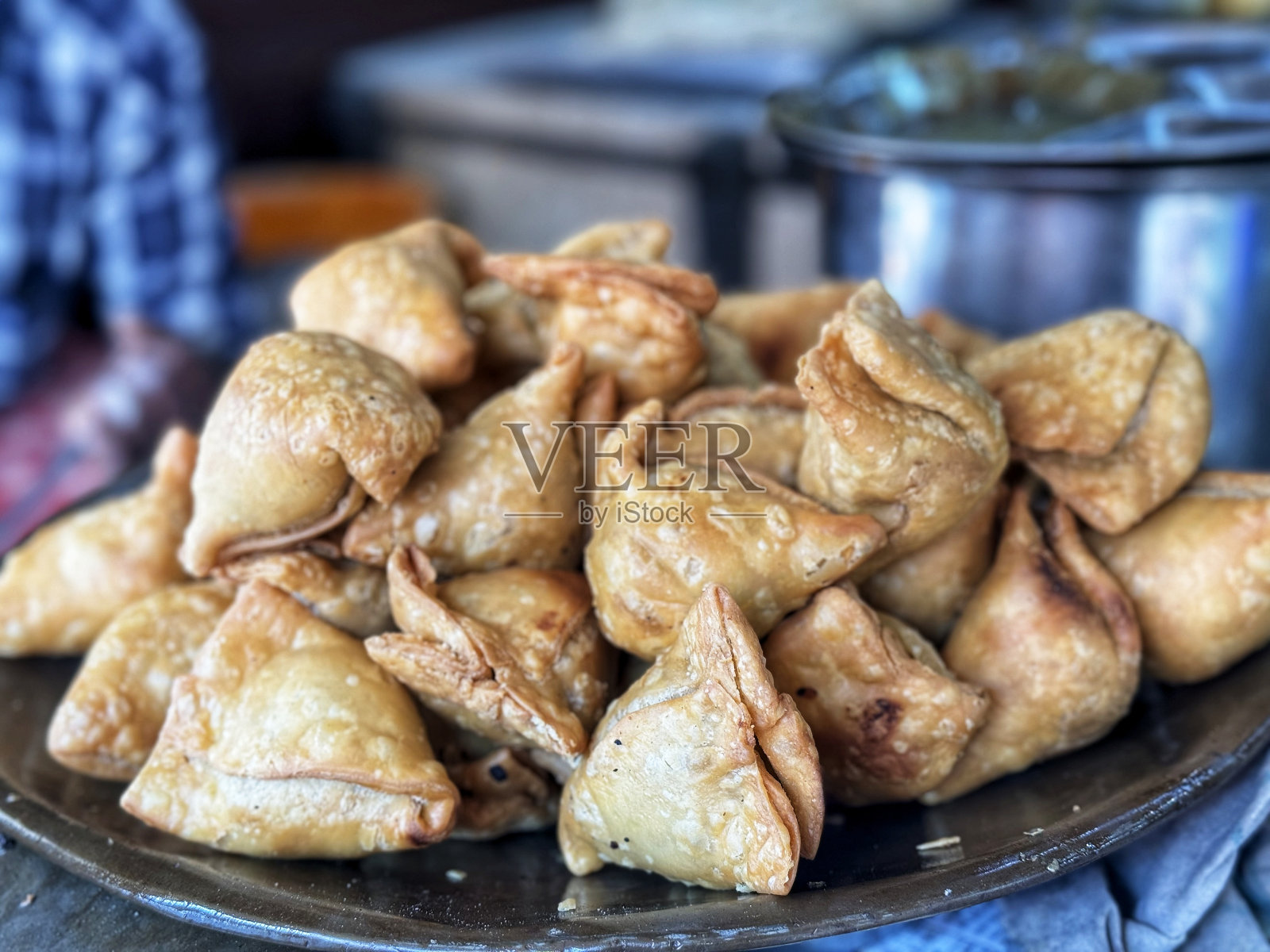 印度萨莫萨，一种由土豆制成的辛辣小吃，是印度常见的街头小吃照片摄影图片