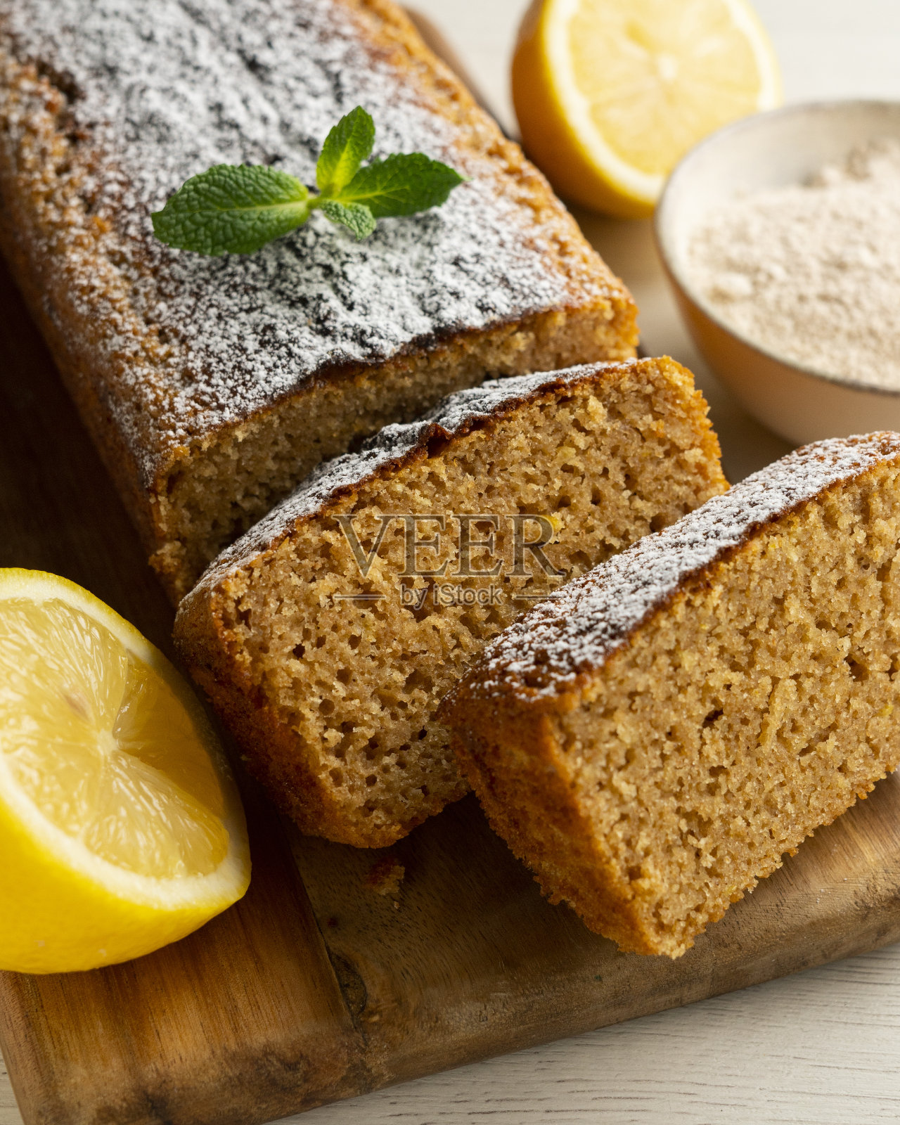 全麦柠檬酸奶蛋糕。健康美味的意大利糕点食谱。照片摄影图片