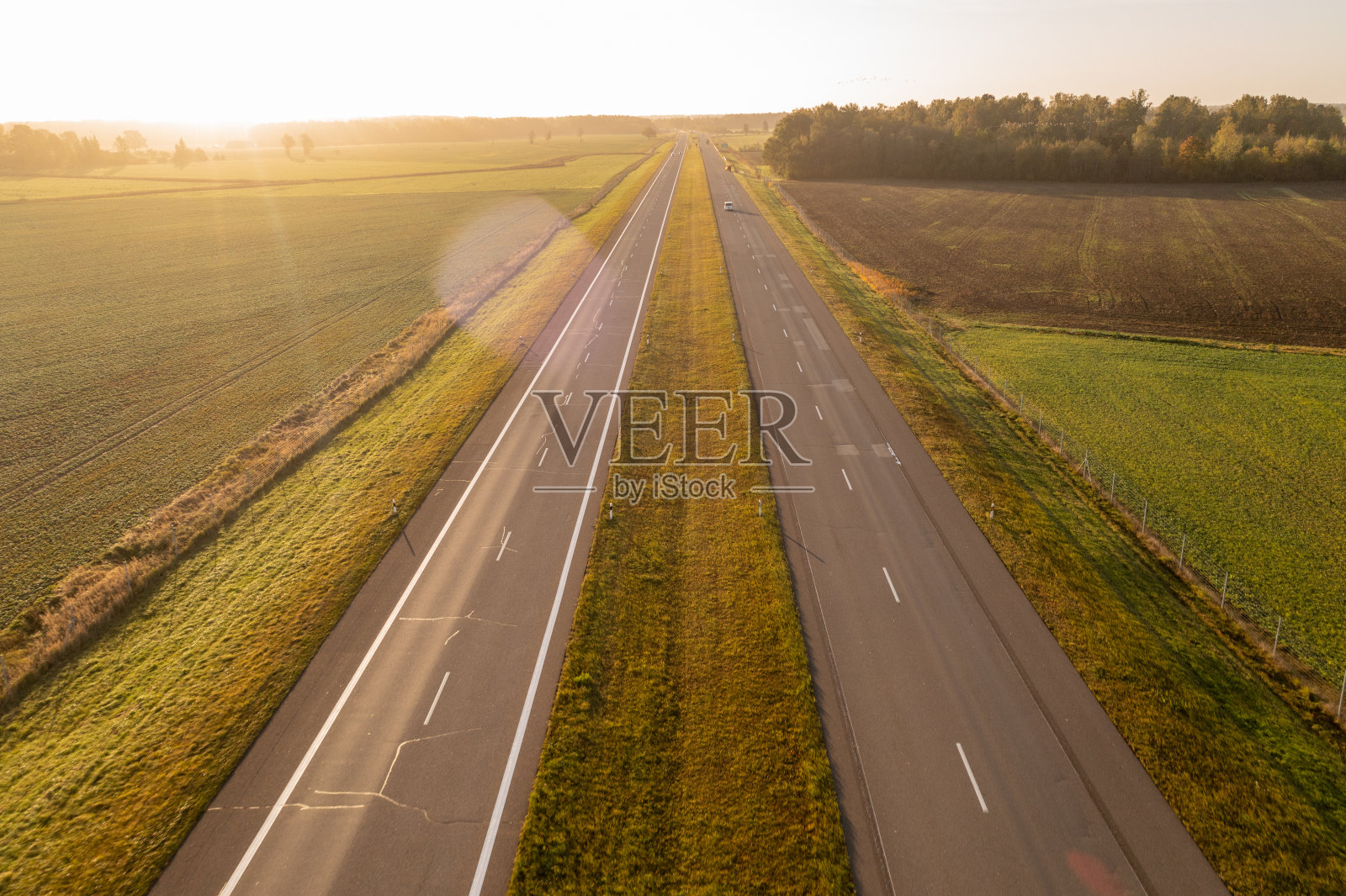无人机拍摄的乡村景观多车道公路秋日清晨照片摄影图片
