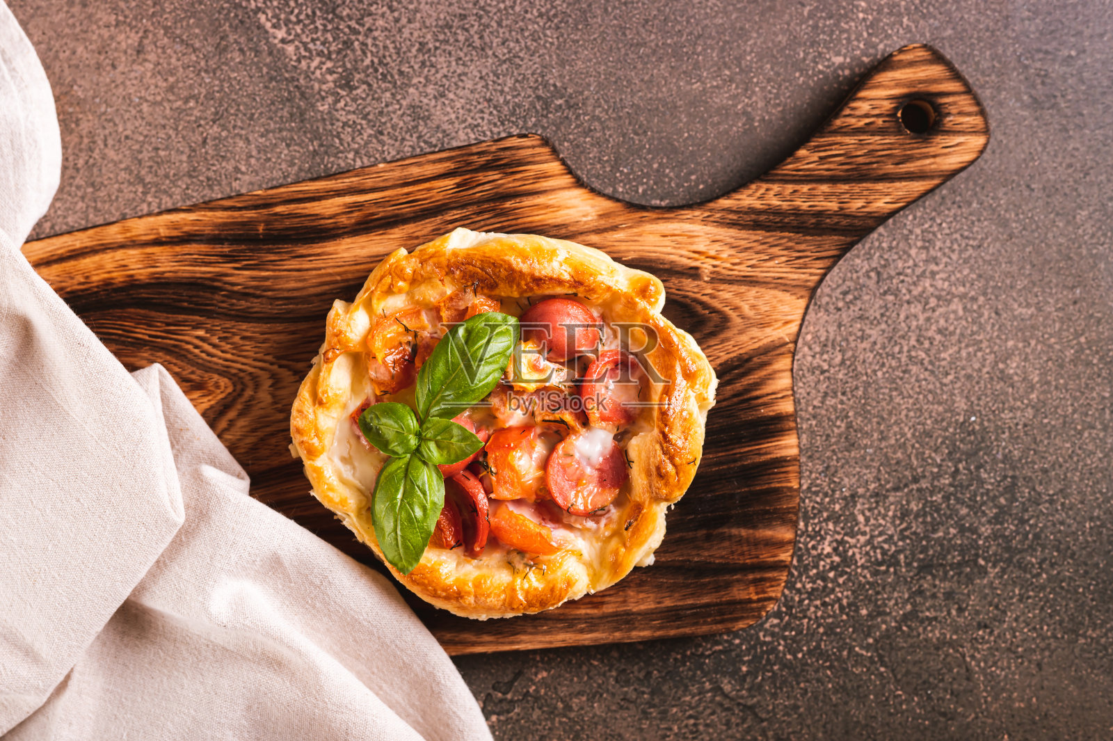 特写芝加哥比萨锅派与香肠，西红柿和奶酪在板上俯视图照片摄影图片