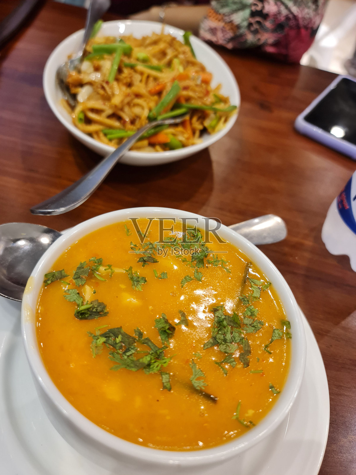 在饭店用汤和面约会照片摄影图片