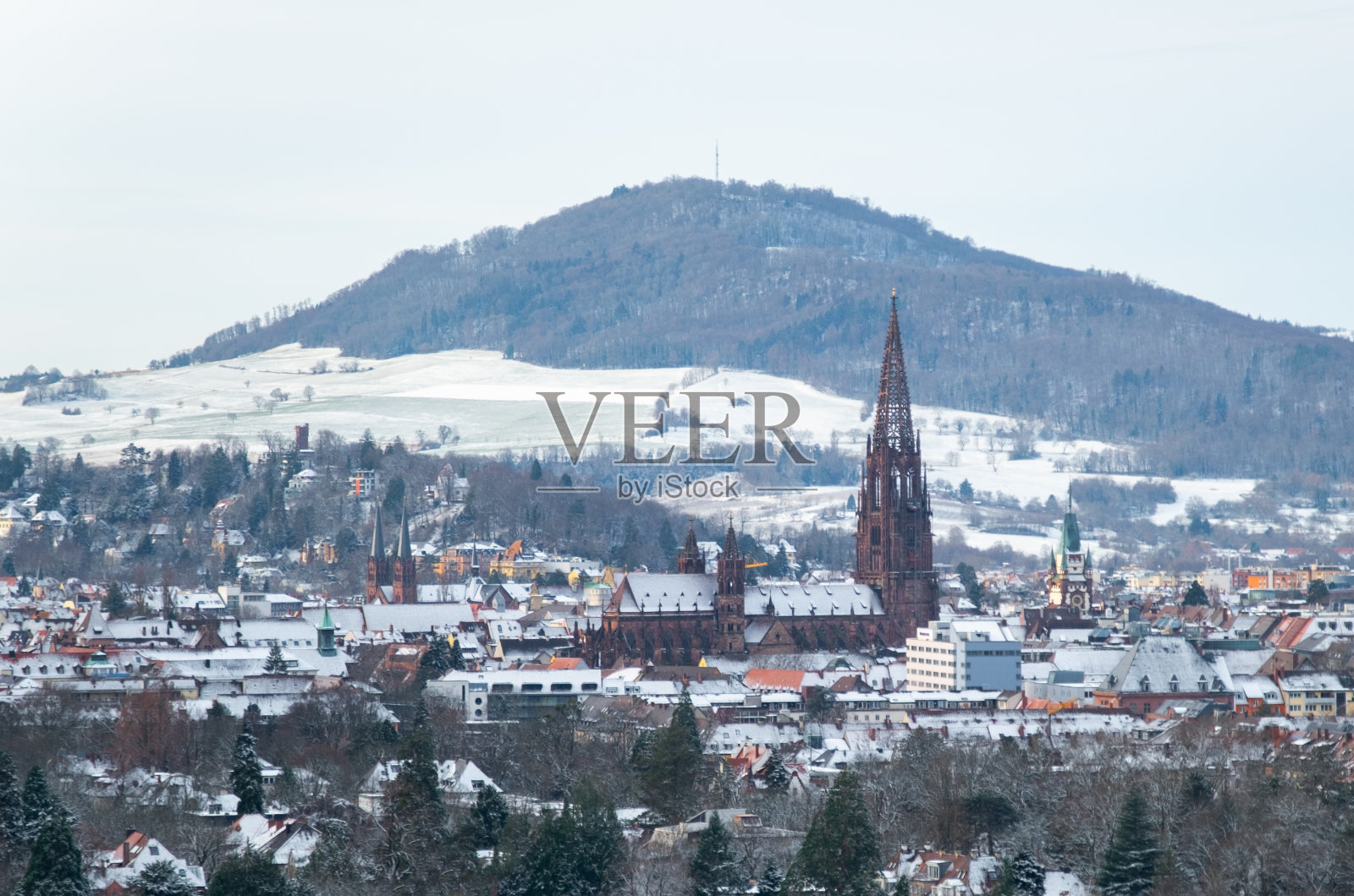 群山环绕的弗莱堡老城鸟瞰图照片摄影图片