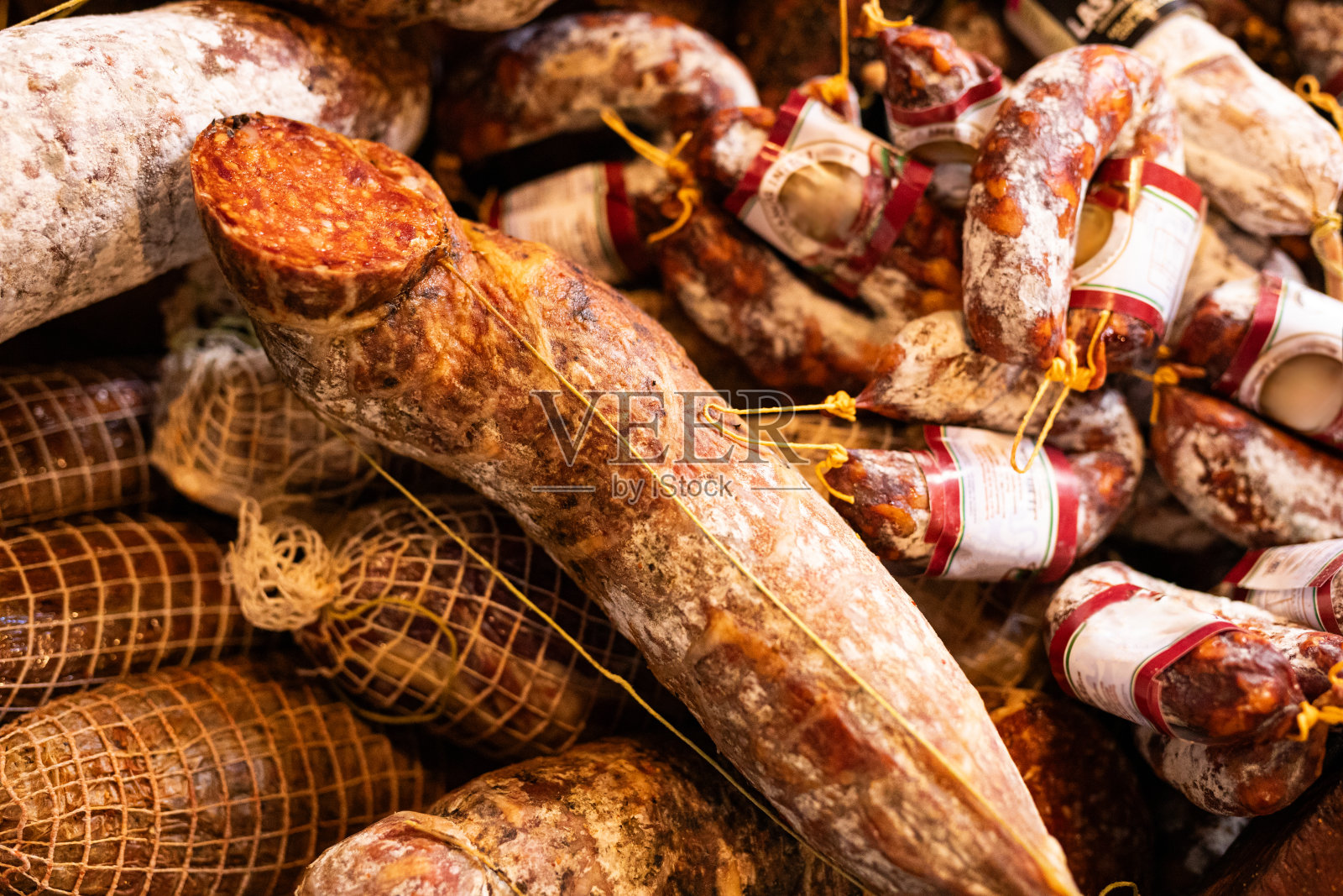 阿根廷熟食店里不同种类的香肠照片摄影图片