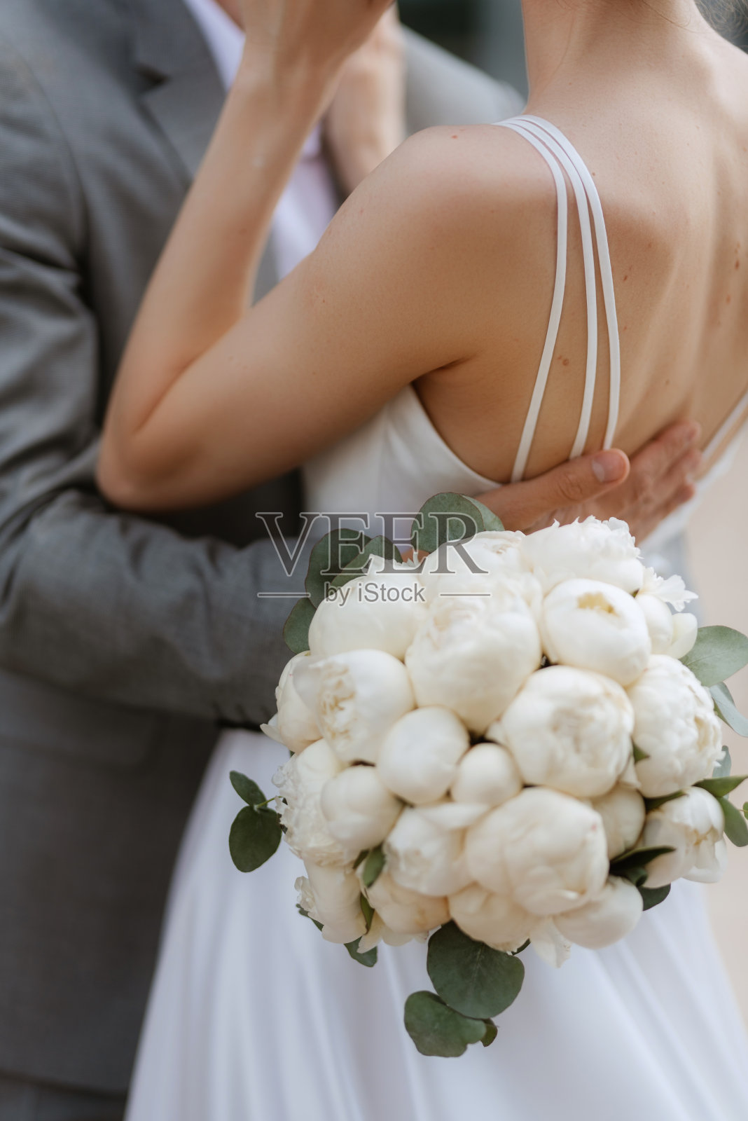 新娘和新郎在摩天大楼的屋顶上第一次见面照片摄影图片