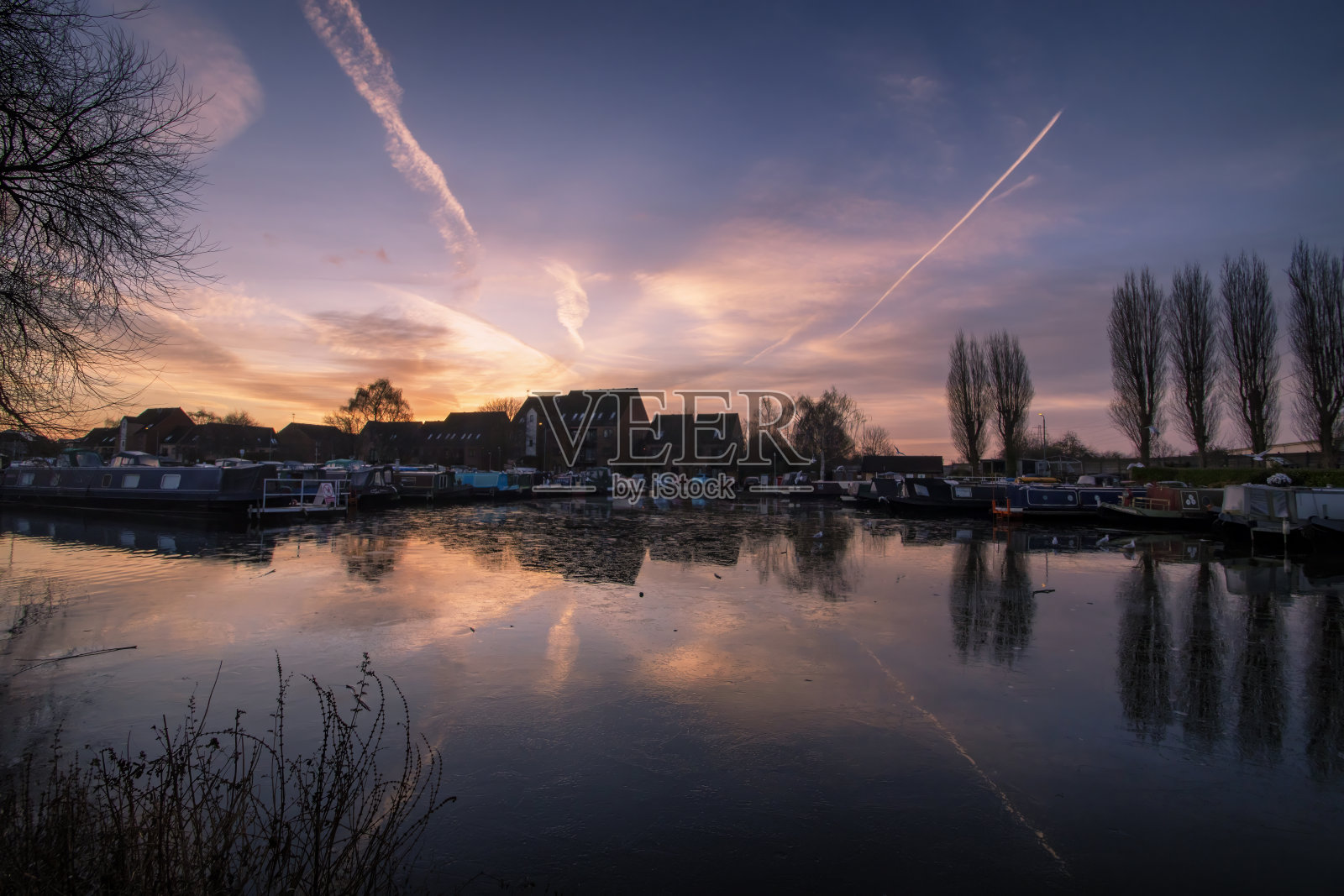 日出在城堡水边和码头在英国诺丁汉照片摄影图片