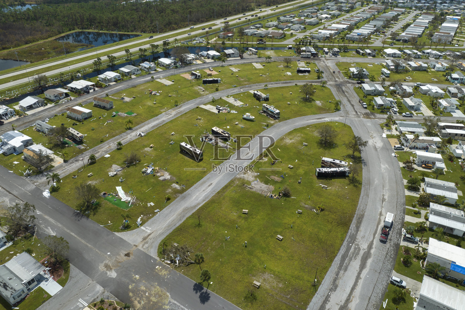 飓风过后，佛罗里达居民区被摧毁的房车和活动房屋。自然灾害的后果照片摄影图片