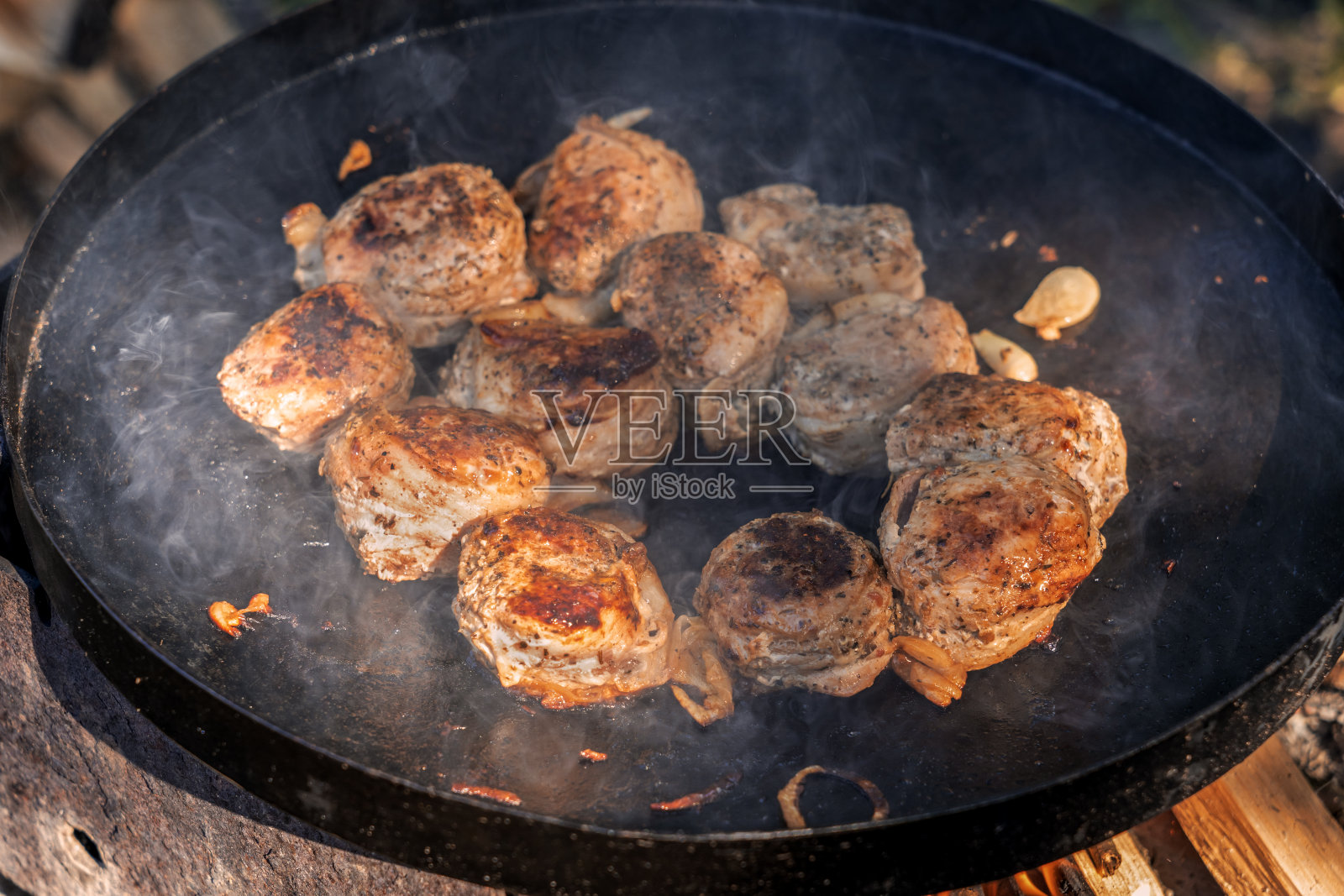 在烧烤火上烤的嫩牛排奖章照片摄影图片