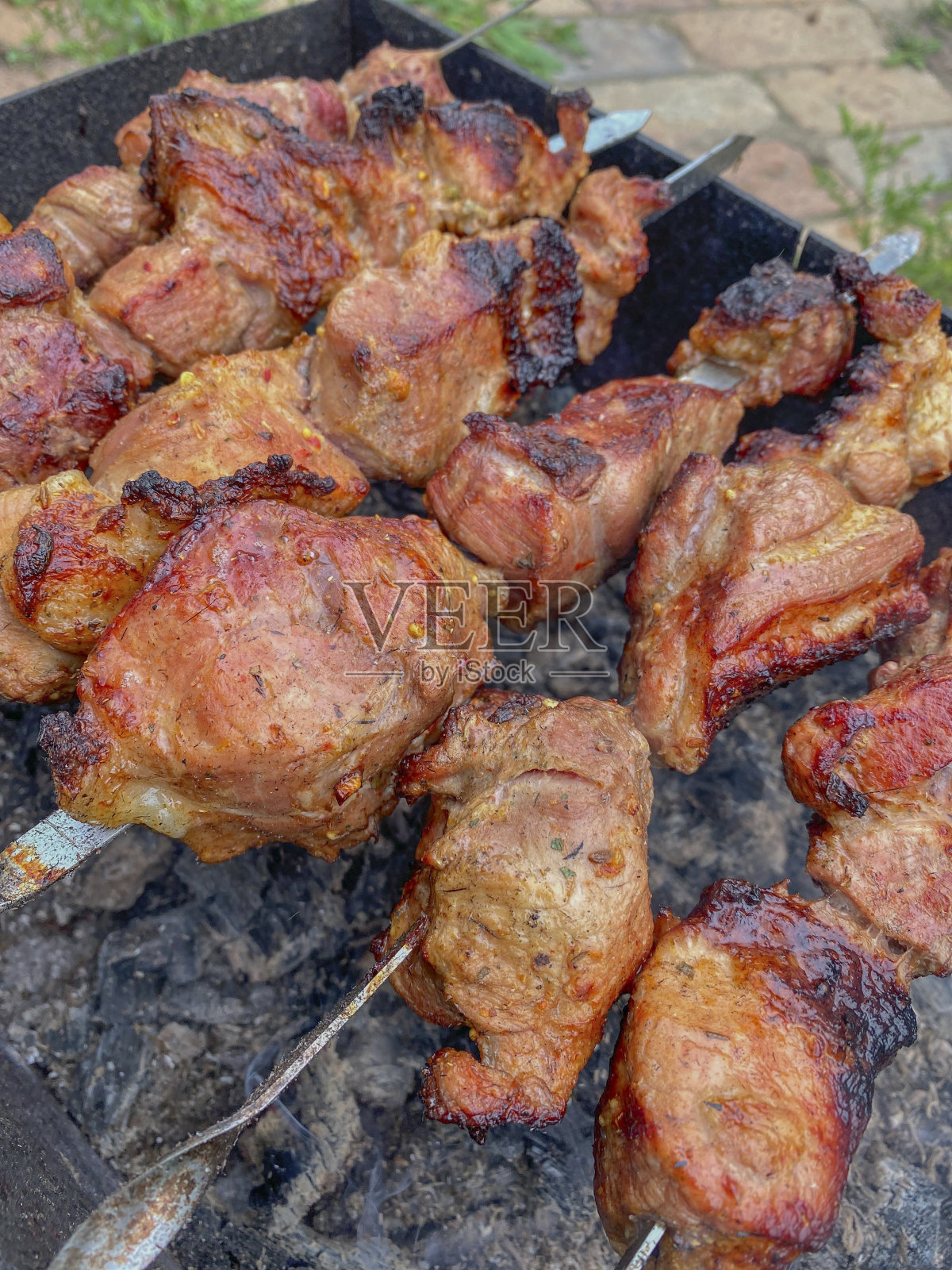 烤肉架上的烤肉串特写镜头。照片摄影图片