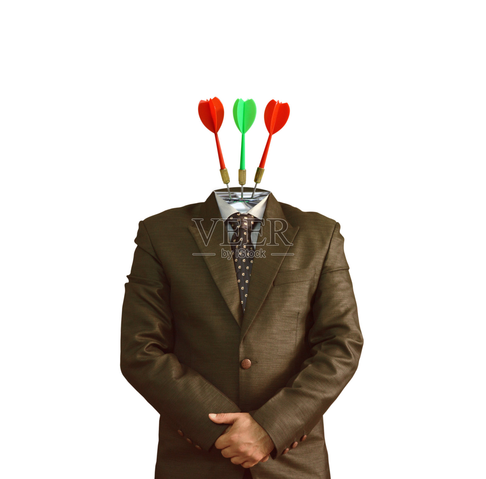裁剪出三支箭或箭，两红一绿击中一名西装革履的商人，他穿着正装，西装外套，衬衫领带孤立在水平白色背景上，表示在现代企业中实现业务目标的压力，竞争照片摄影图片