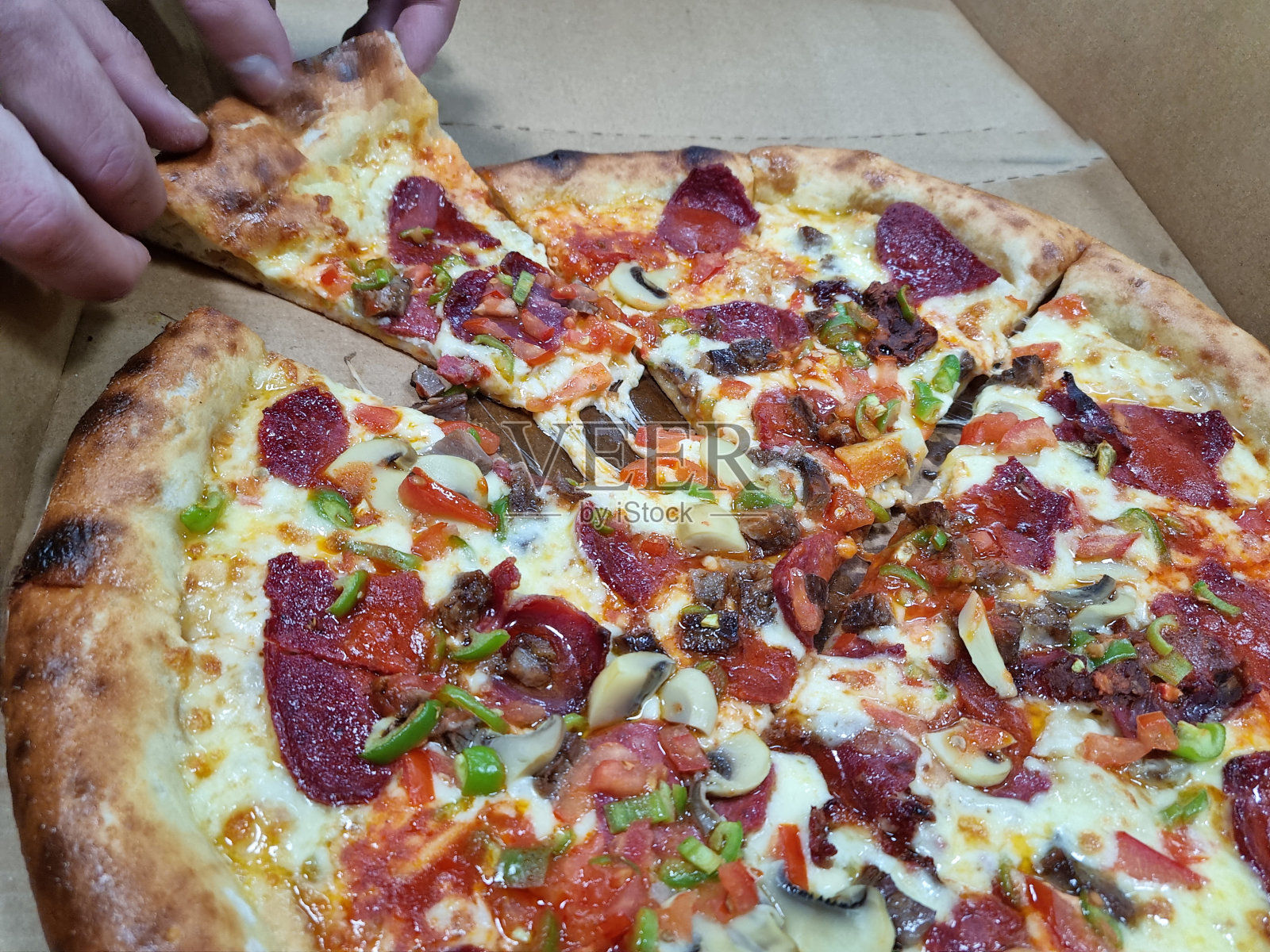 美味的披萨配腊肠照片摄影图片