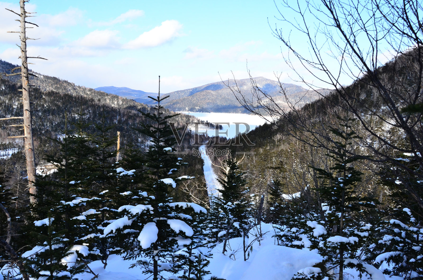 石林别湖位于日本北海道东部的德胜县。它隐藏在海拔810米(2658英尺)的Shikaribetsu火山群中间的大雪山深处。照片摄影图片
