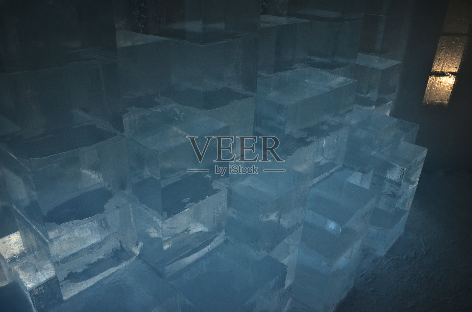 石林别湖位于日本北海道东部的德胜县。它隐藏在海拔810米(2658英尺)的Shikaribetsu火山群中间的大雪山深处。照片摄影图片