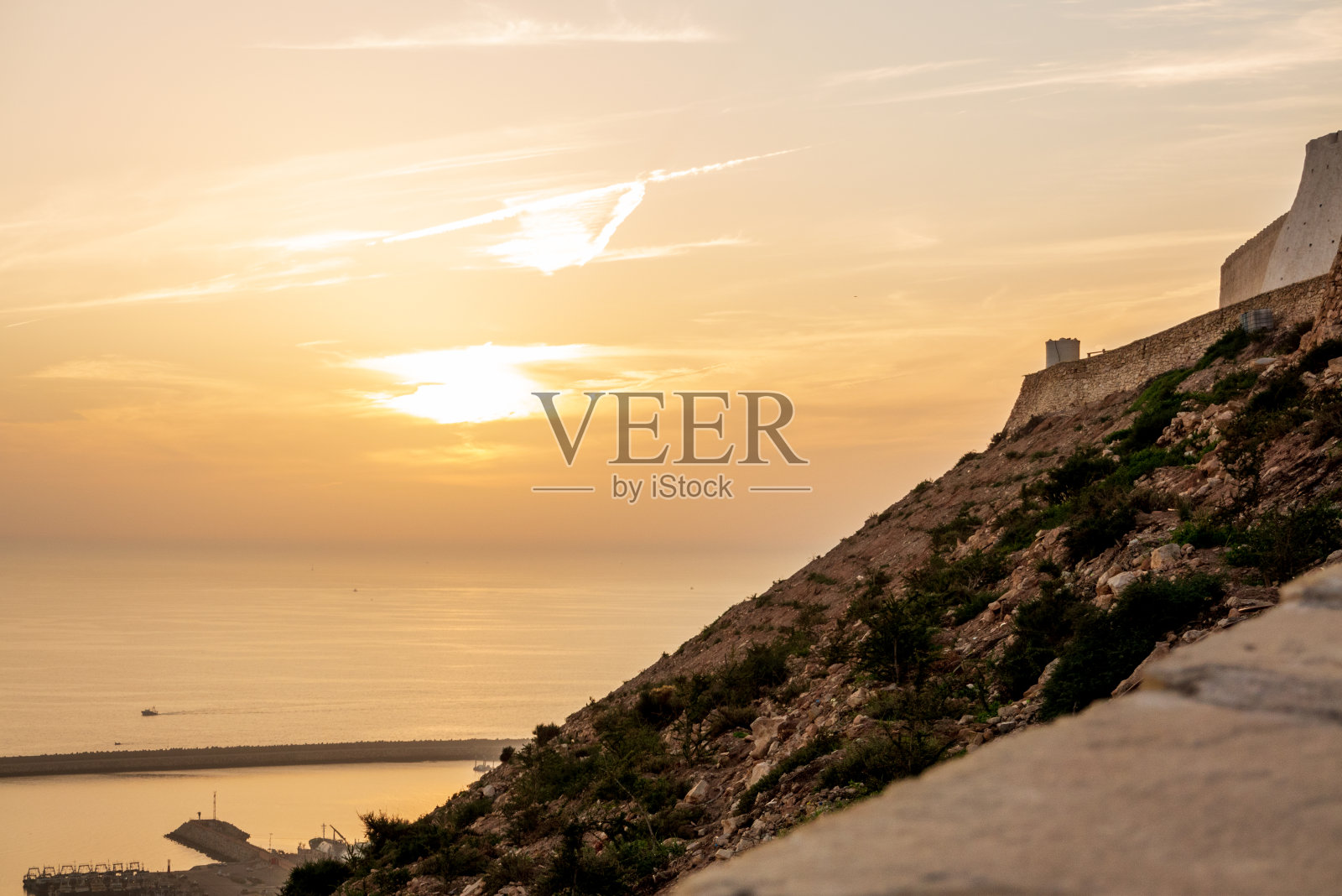 日落时分，摩洛哥阿加迪尔镇的阿加迪尔乌夫拉Kasbah照片摄影图片