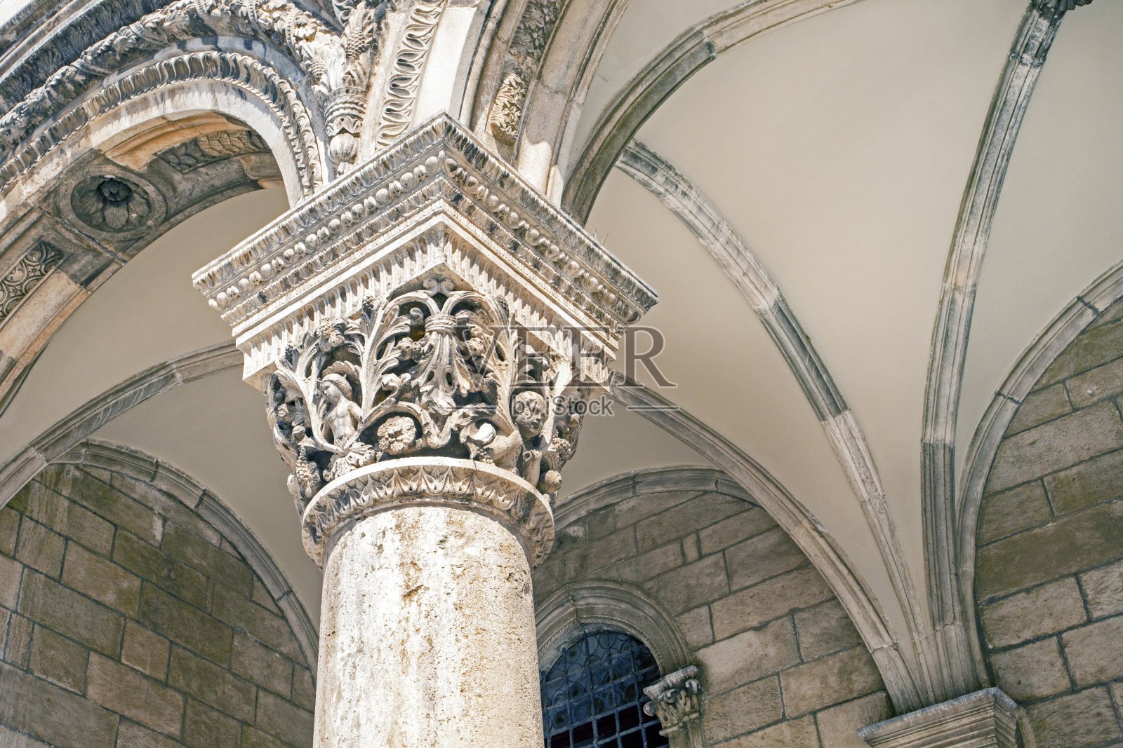 在两个被太阳照亮的拱顶之间的科利特柱照片摄影图片