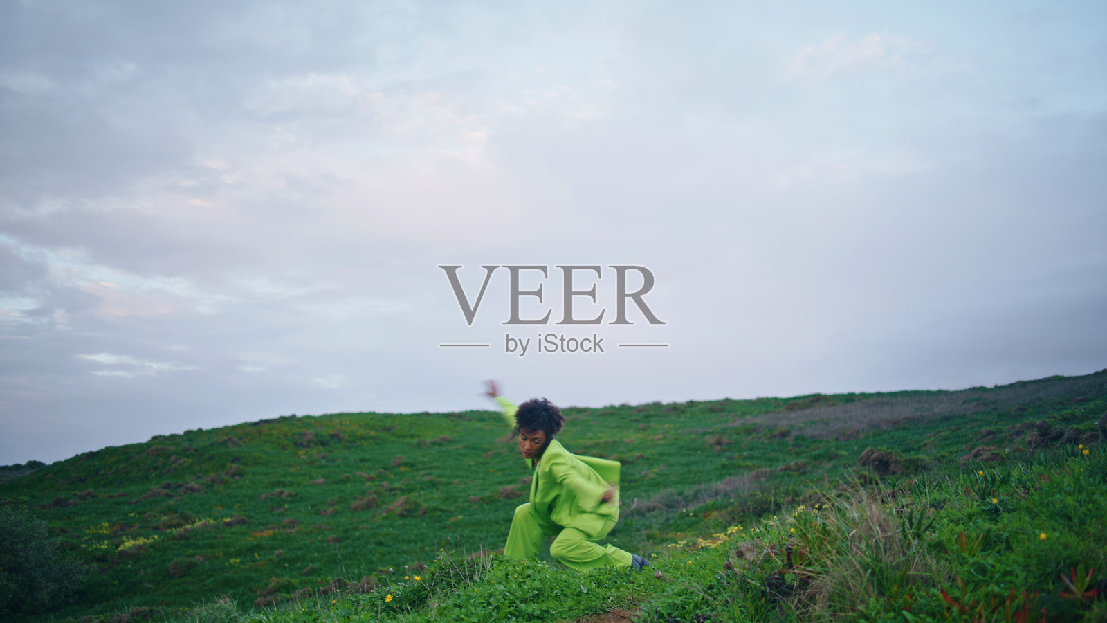 热情的女艺术家在多云的夜晚翩翩起舞。舞蹈演员表演现代舞照片摄影图片