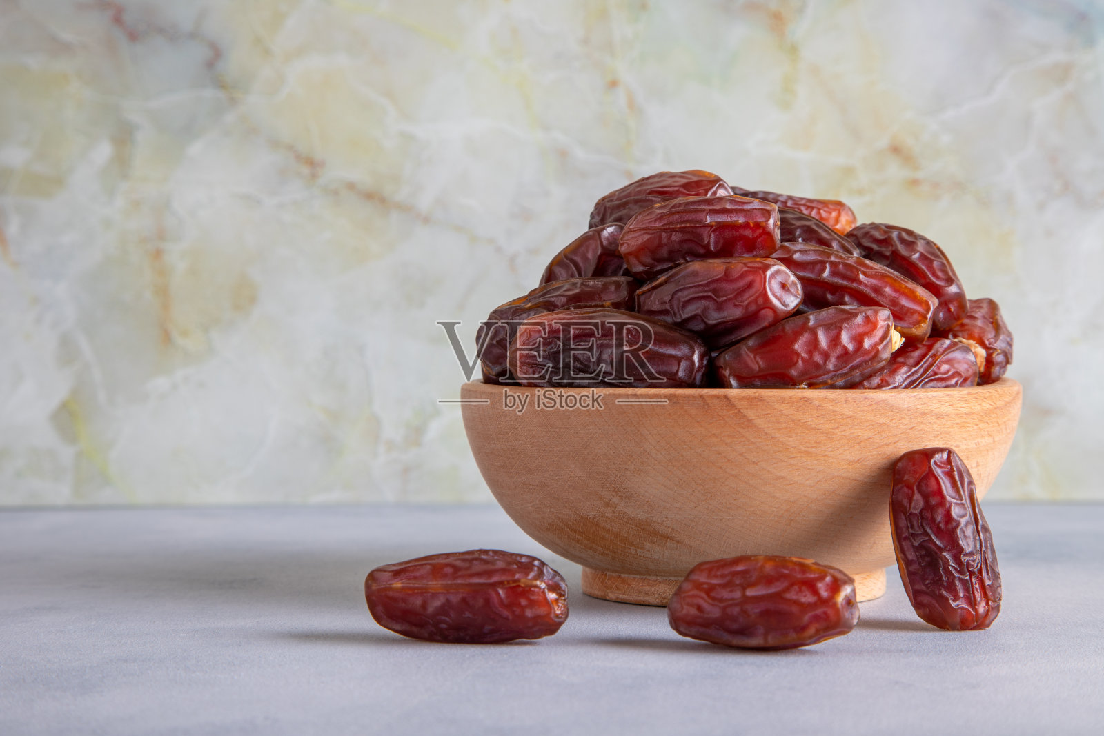 枣椰果在明亮的背景前照片摄影图片