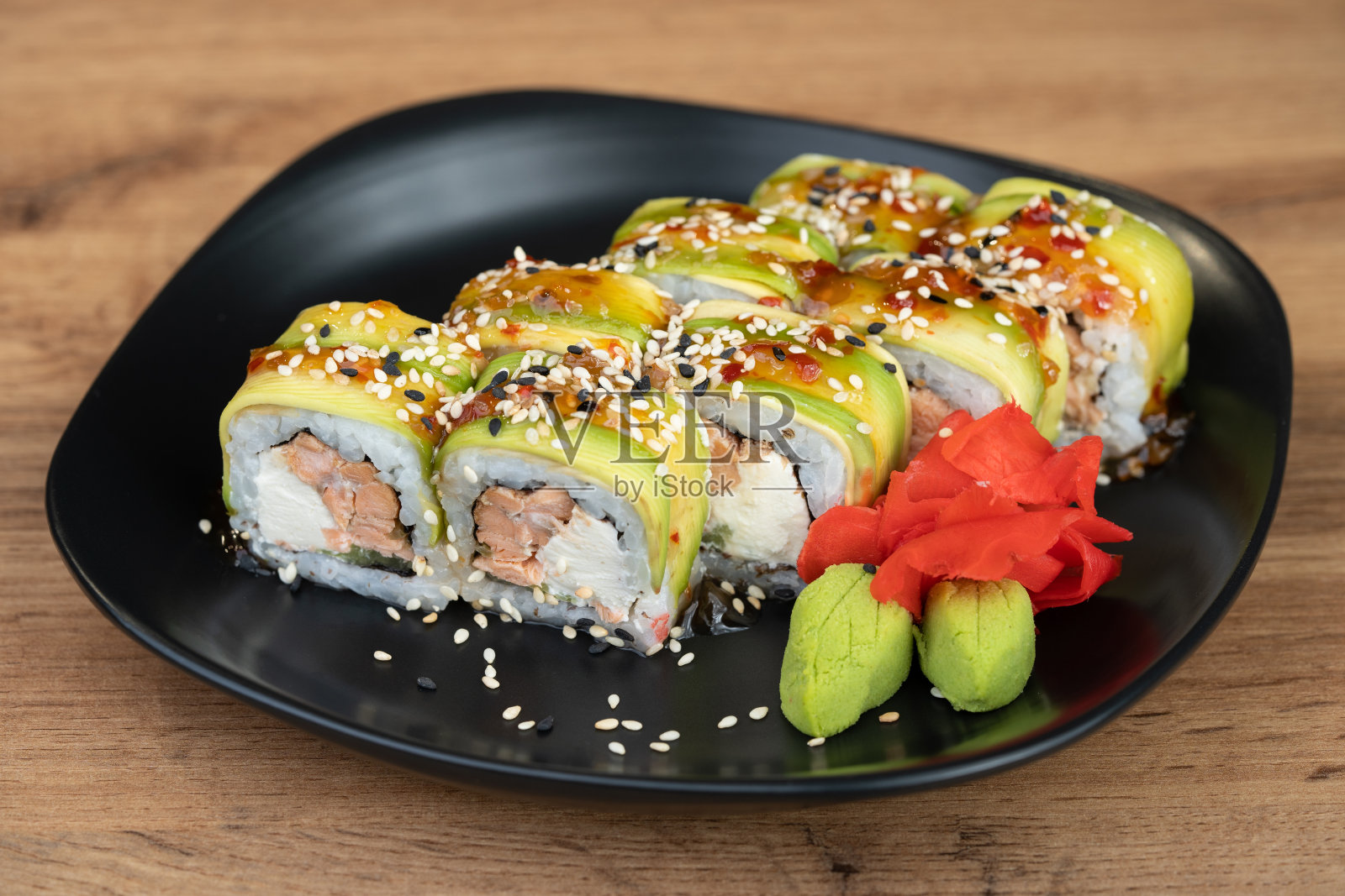 美味的传统日本寿司和卷放在盘子里照片摄影图片