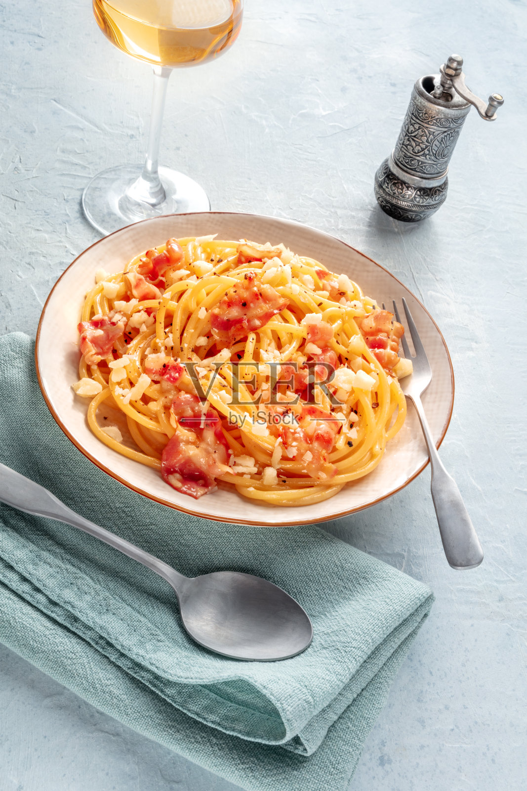 Carbonara意大利面，传统意大利面配意大利烟肉和奶酪照片摄影图片