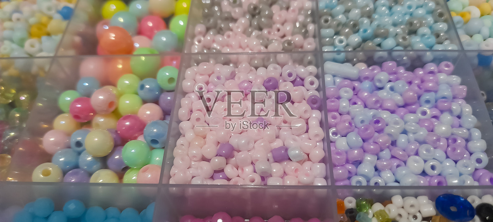 五颜六色的捷克水晶石和珠子照片摄影图片