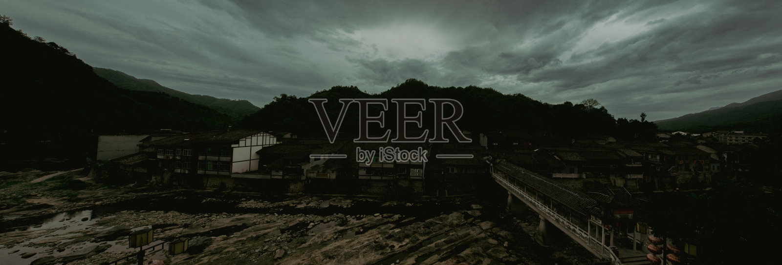 日出的青木川古镇照片摄影图片