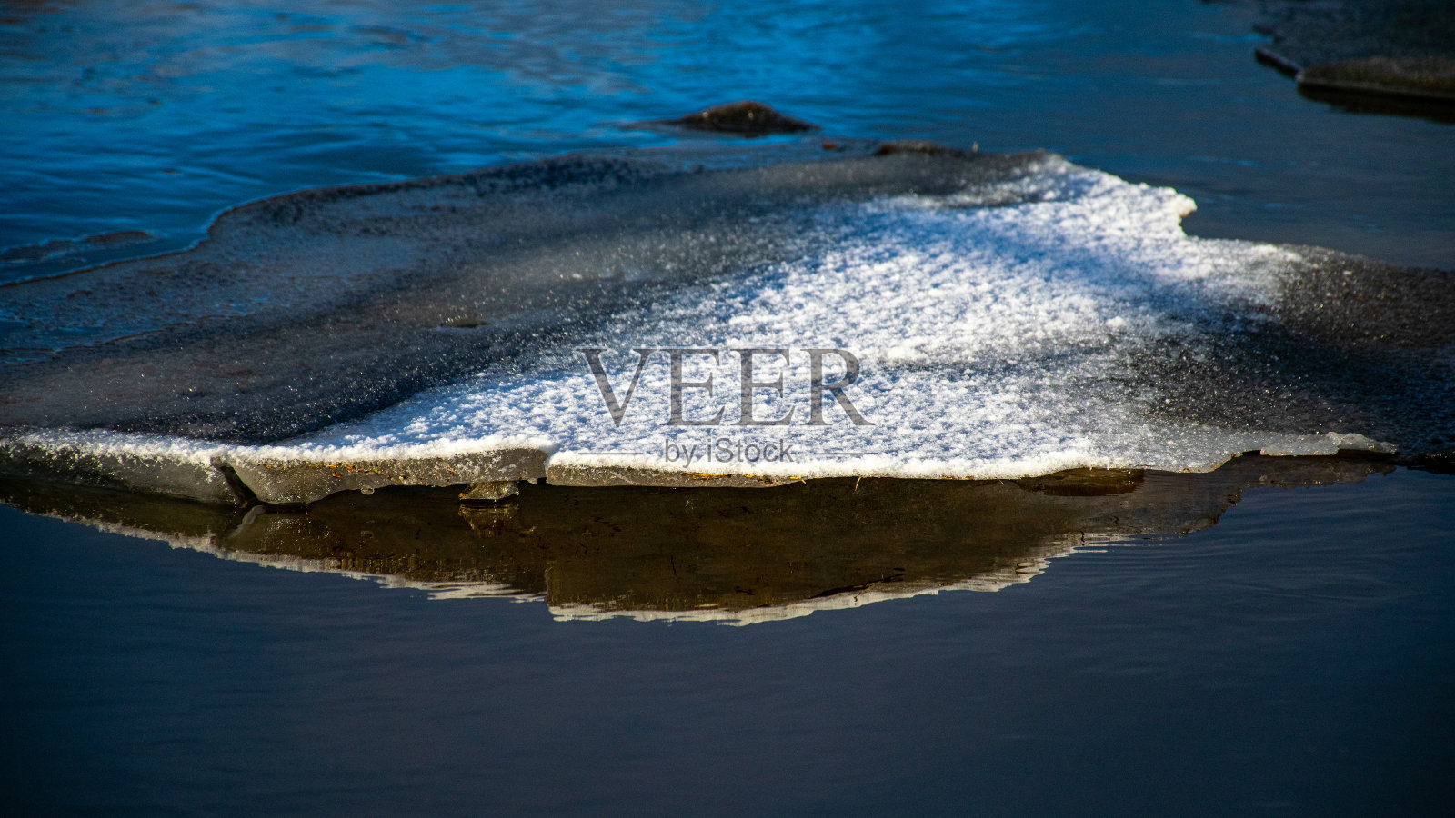 白色的冰块在河里，冬天的一天，结冰的水照片摄影图片