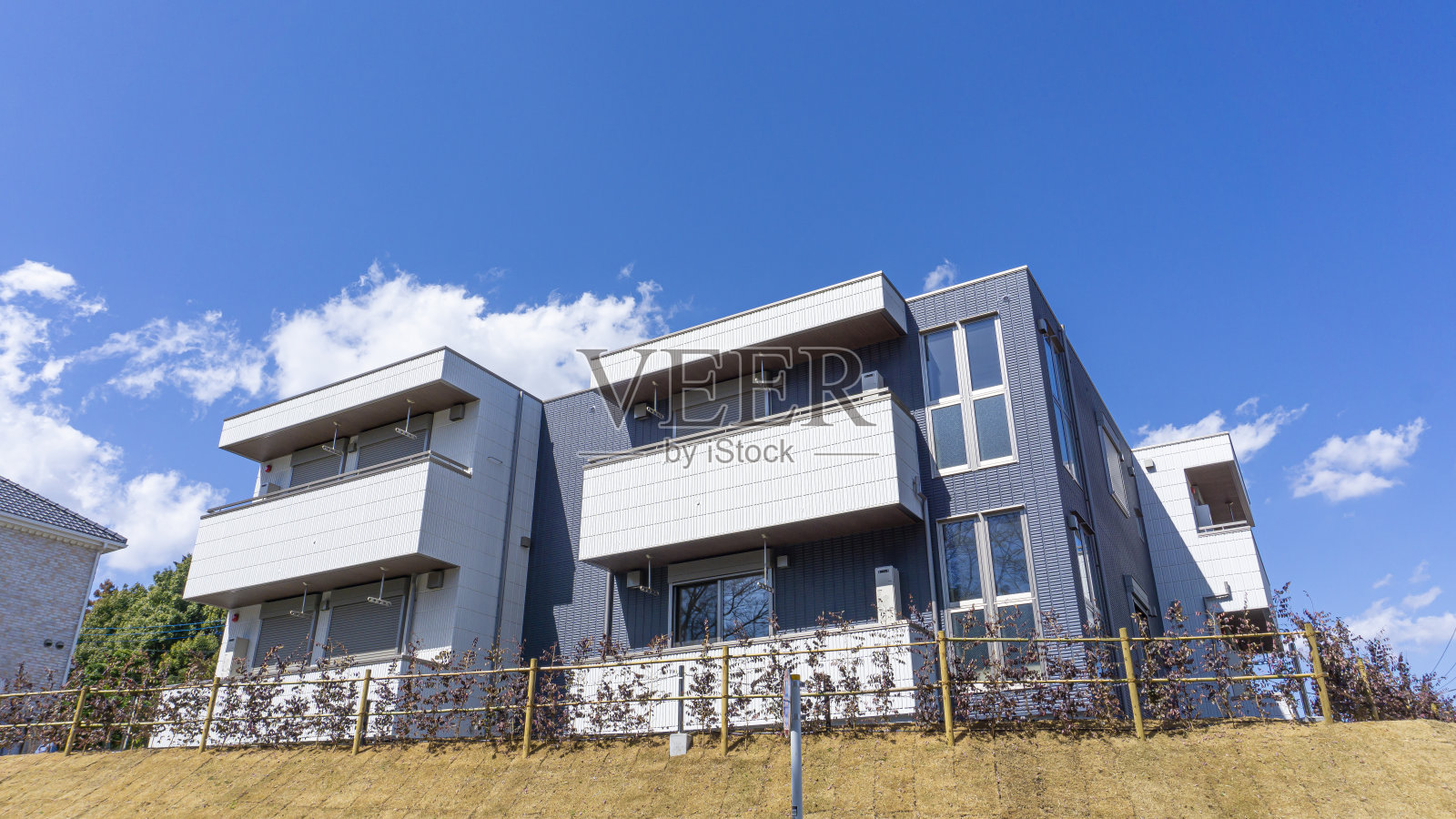 蓝天和公寓的景观照片摄影图片