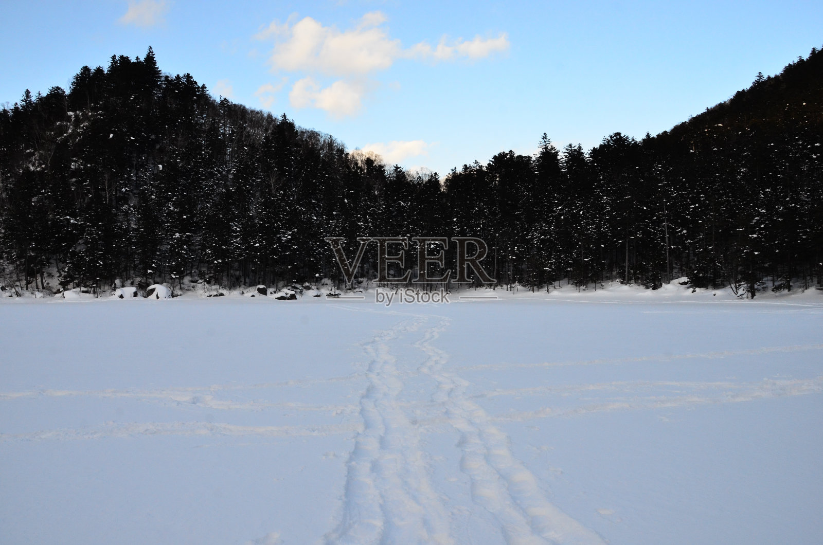 石林别湖位于日本北海道东部的德胜县。它隐藏在海拔810米(2658英尺)的Shikaribetsu火山群中间的大雪山深处。照片摄影图片