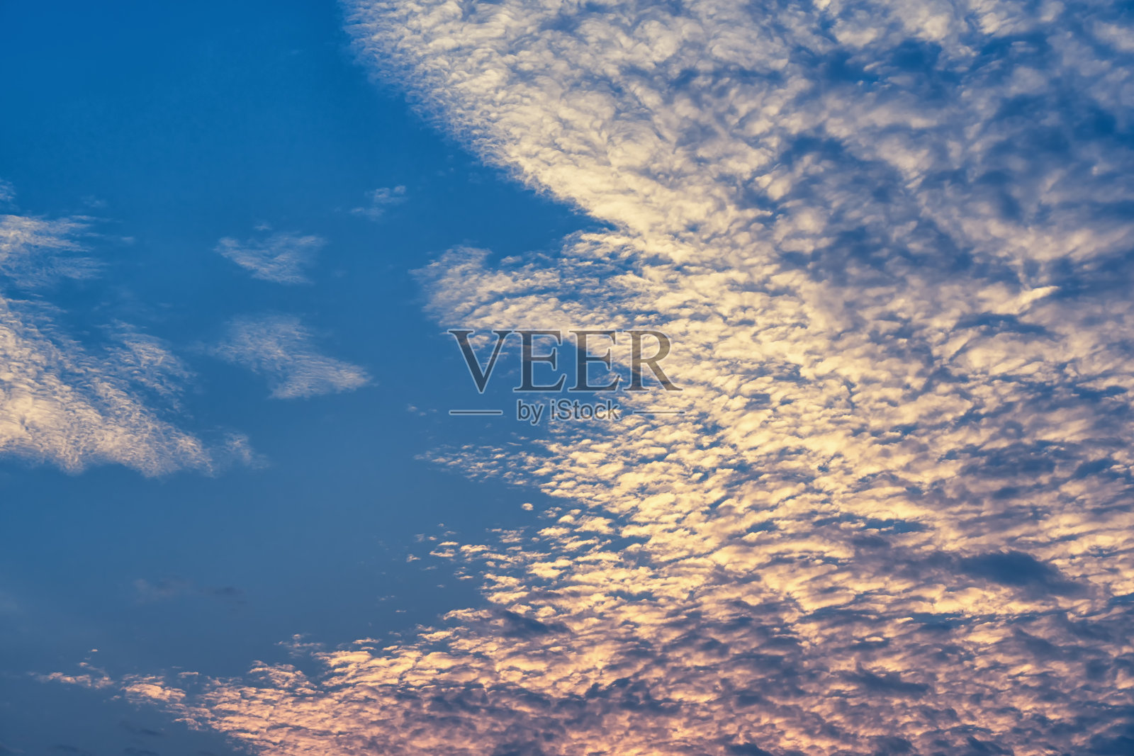 美丽的云波映衬着明亮的蓝天。照片摄影图片