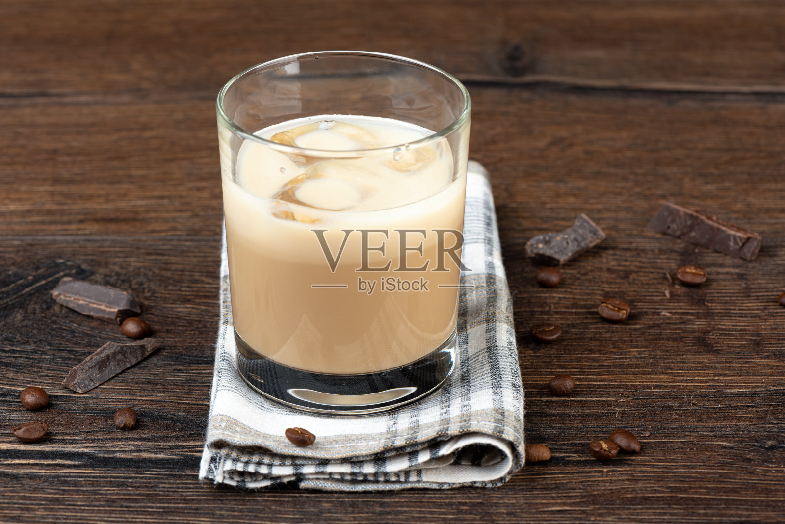 杯中加入原爱尔兰奶油利口酒、咖啡豆和巧克力。照片摄影图片