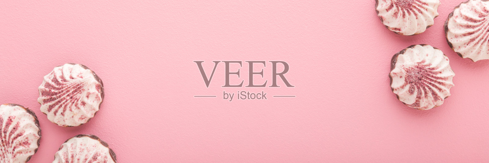 美丽的白色香草软和风与干草莓粉在浅粉红色的桌子背景。柔和的颜色。特写镜头。甜食大旗。空白位置用于文本。自顶向下视图。照片摄影图片