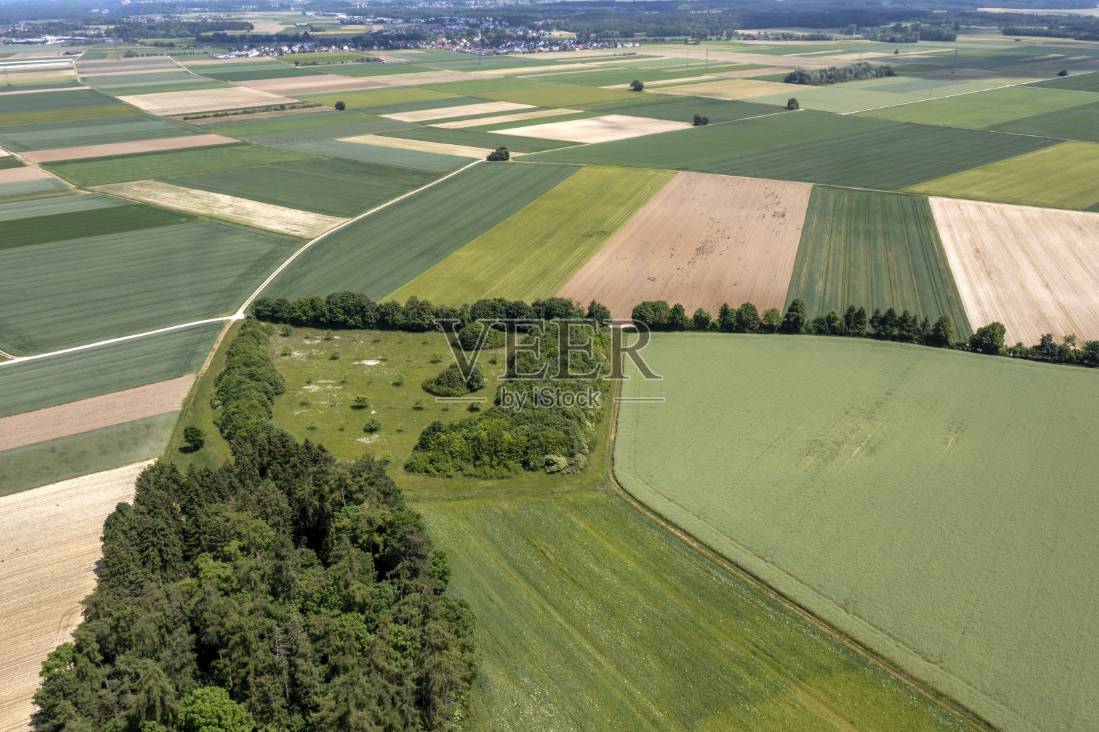 春天的田野和森林，鸟瞰图照片摄影图片