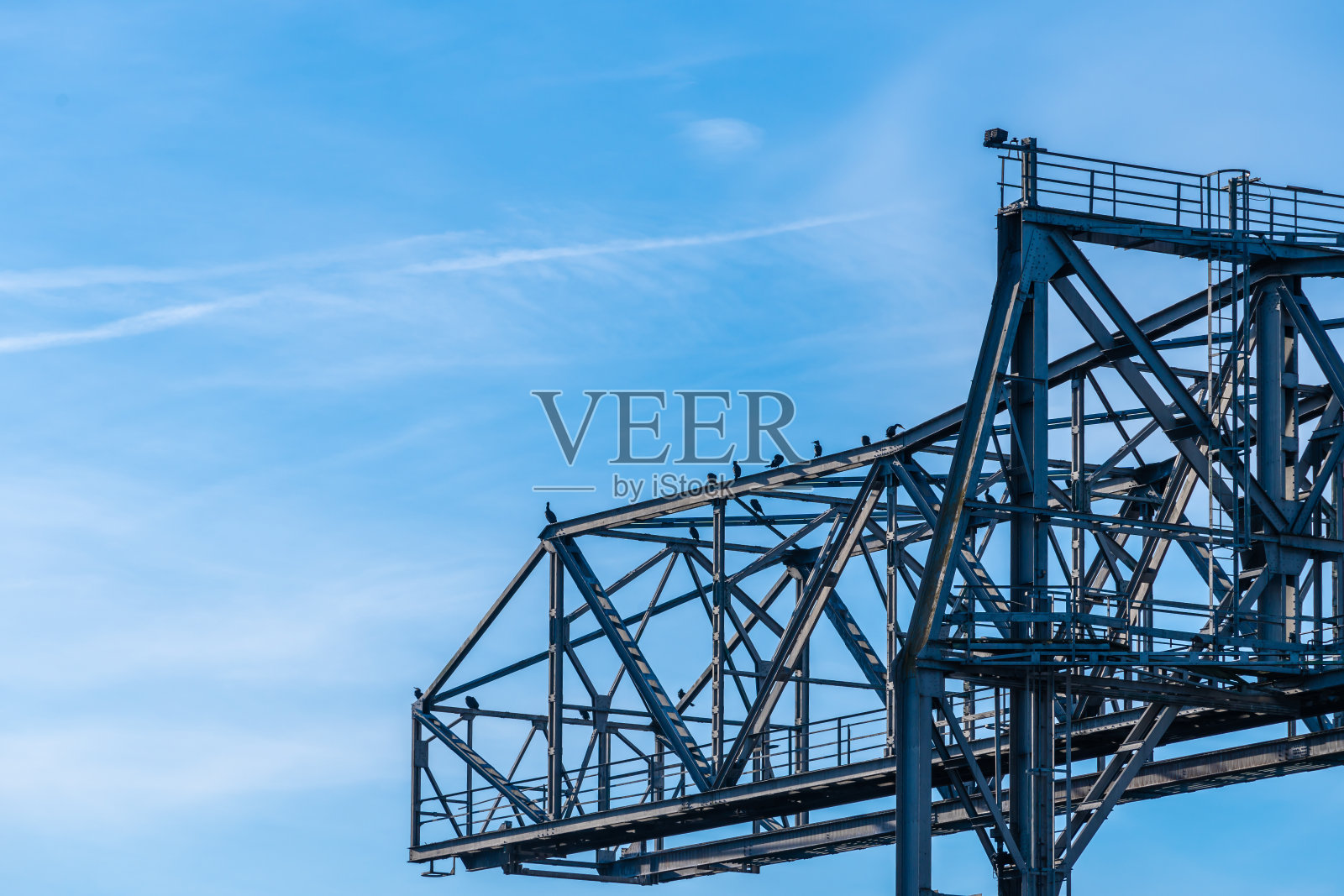 起重机的脚手架对着天空照片摄影图片