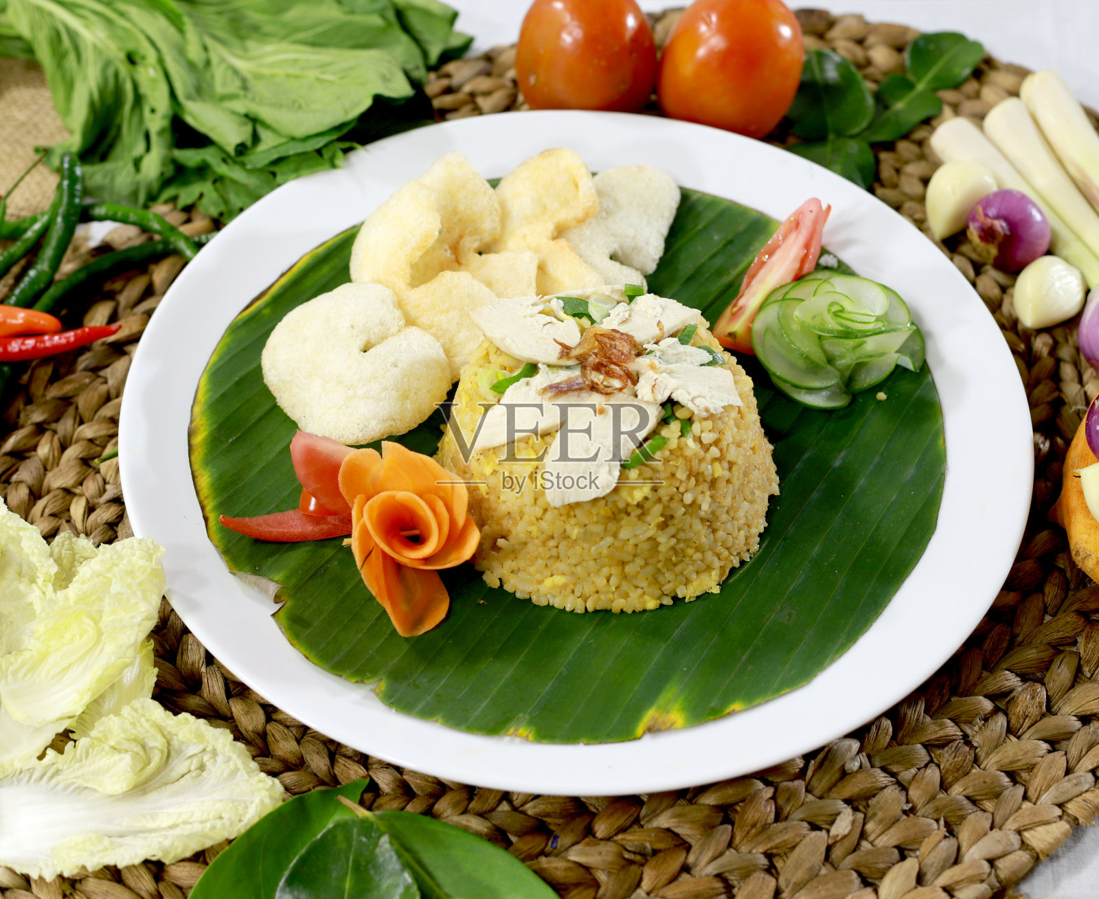 炒饭是印度尼西亚著名的菜肴照片摄影图片