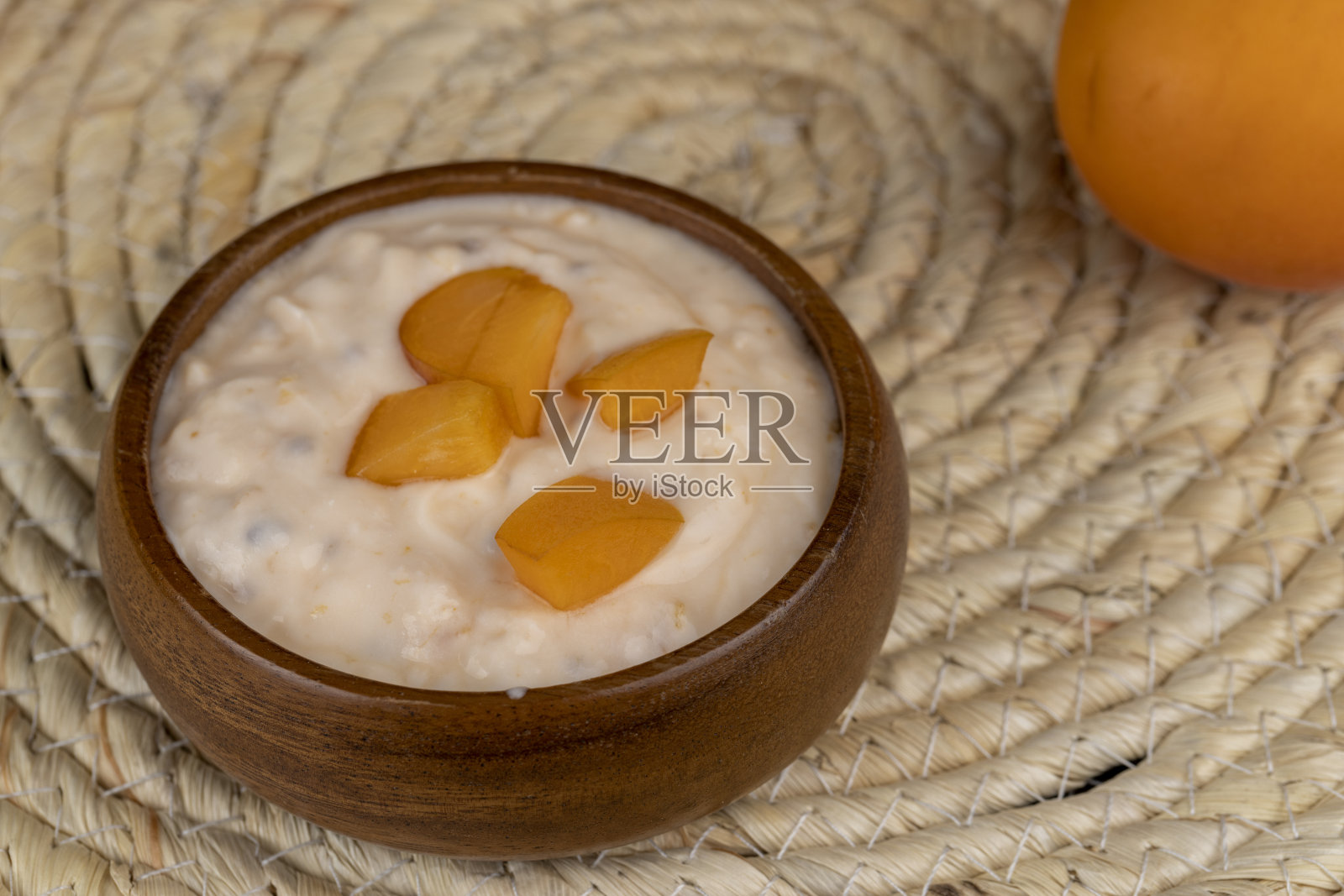 鲜奶酸奶配桃片，乳制品酸奶照片摄影图片