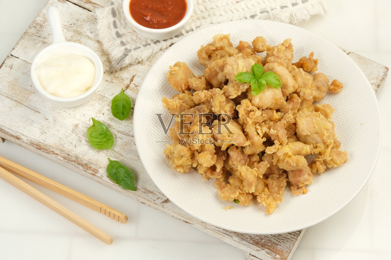 脆皮爆米花鸡配辣酱和蛋黄酱照片摄影图片