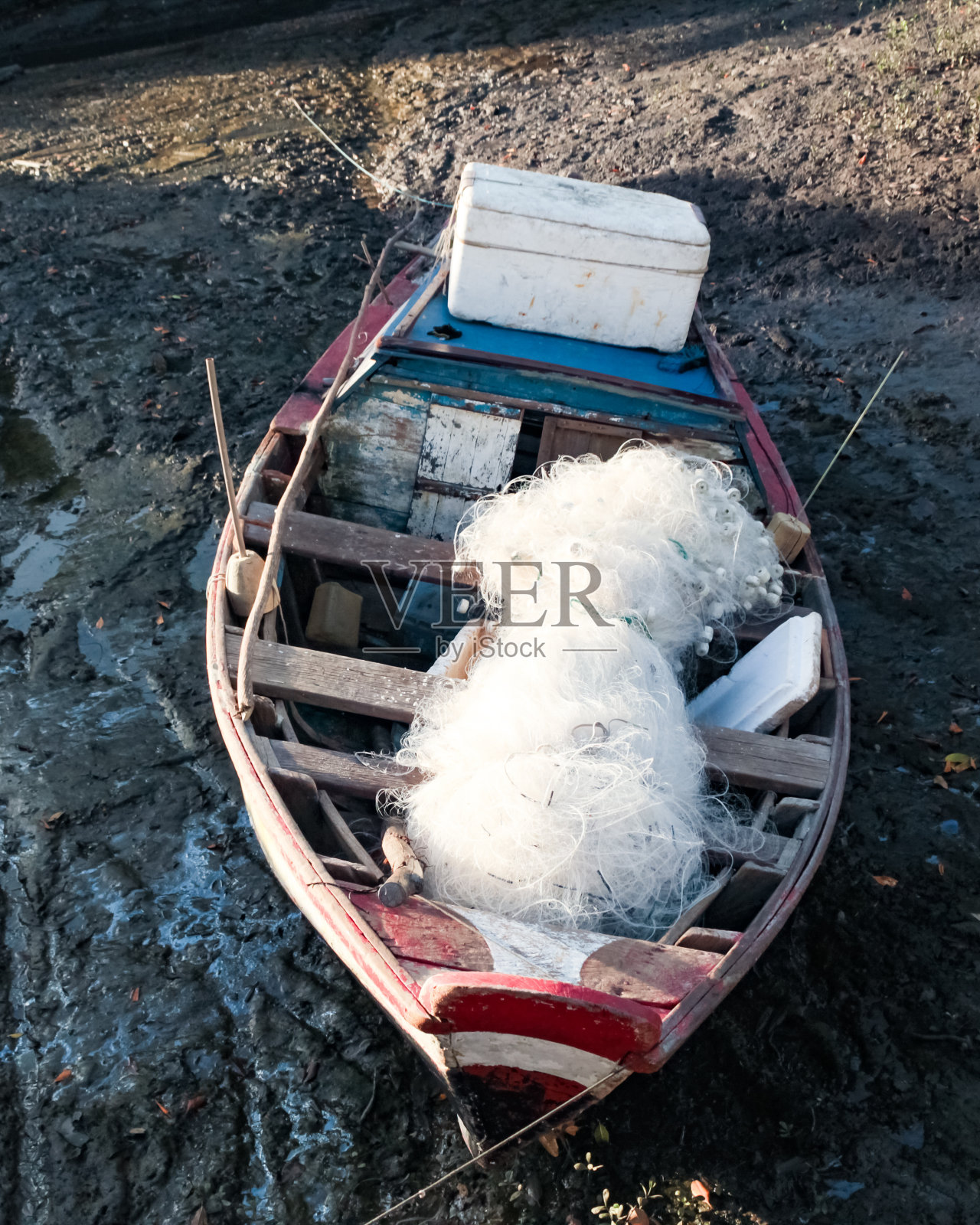 甲板上有渔网照片摄影图片