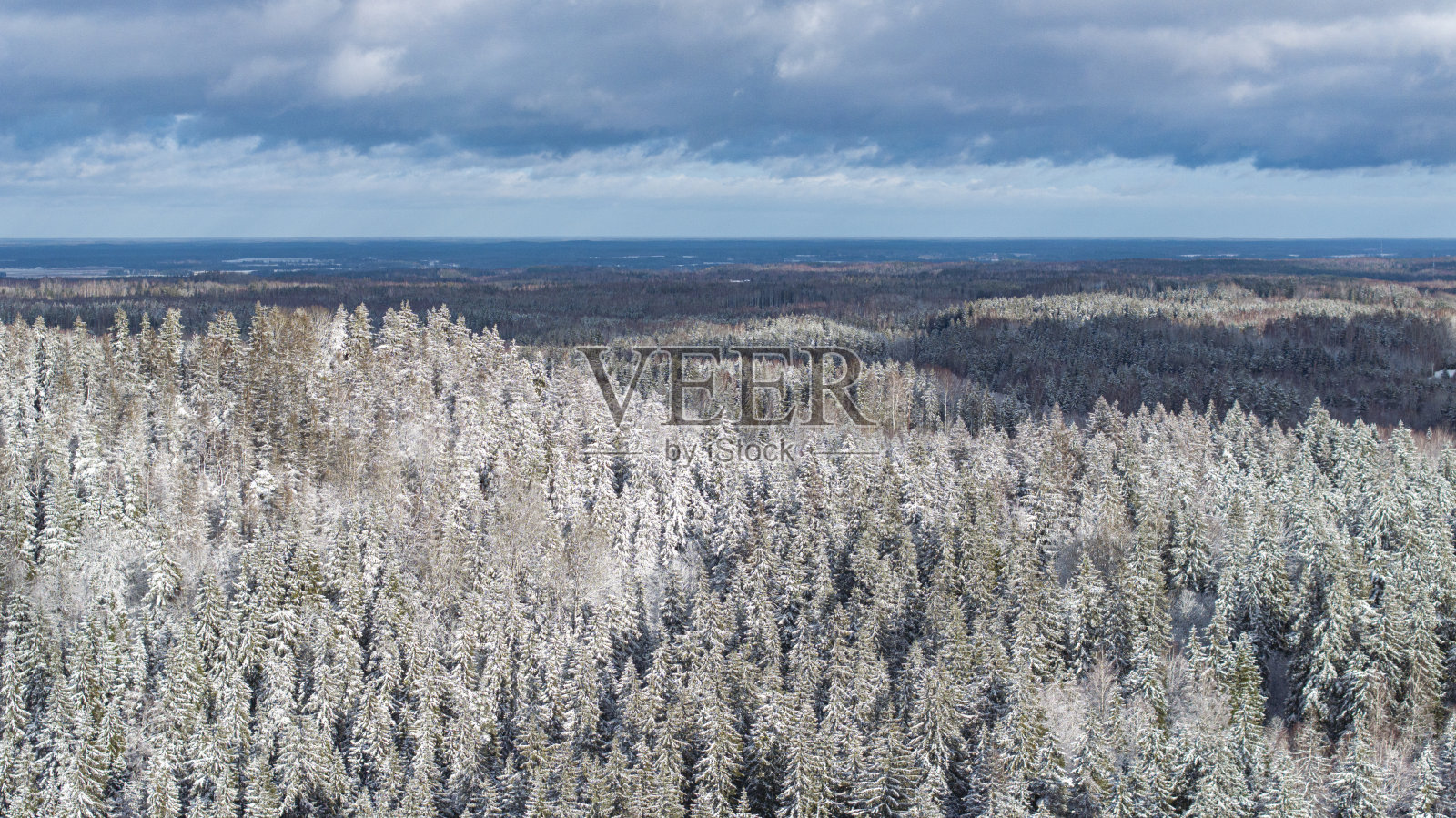 鸟瞰图:爱沙尼亚沃鲁县，白雪覆盖的Vallamagi山与森林和Haanja高地照片摄影图片
