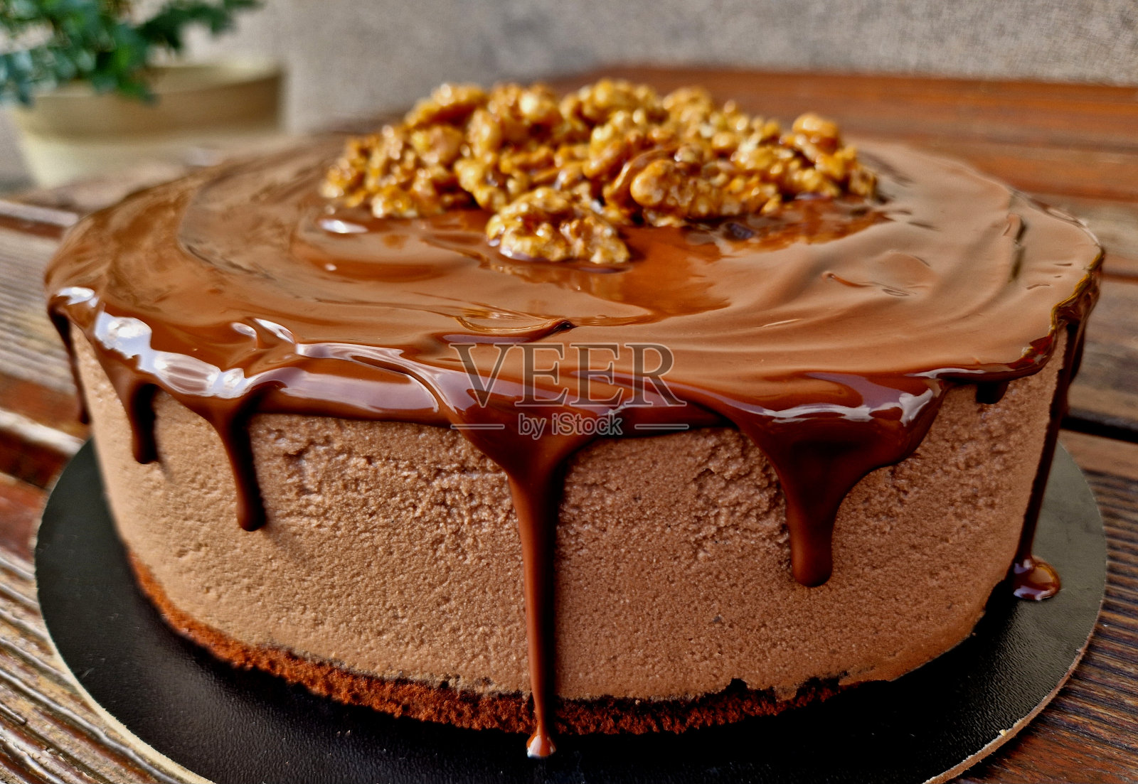 巧克力蛋糕糖霜。在侧面标明出生年份。切片覆盆子和草莓。巴伐利亚围成一个圈。巴黎鲜奶油。奢华，核桃，坚果和无花果糖霜照片摄影图片