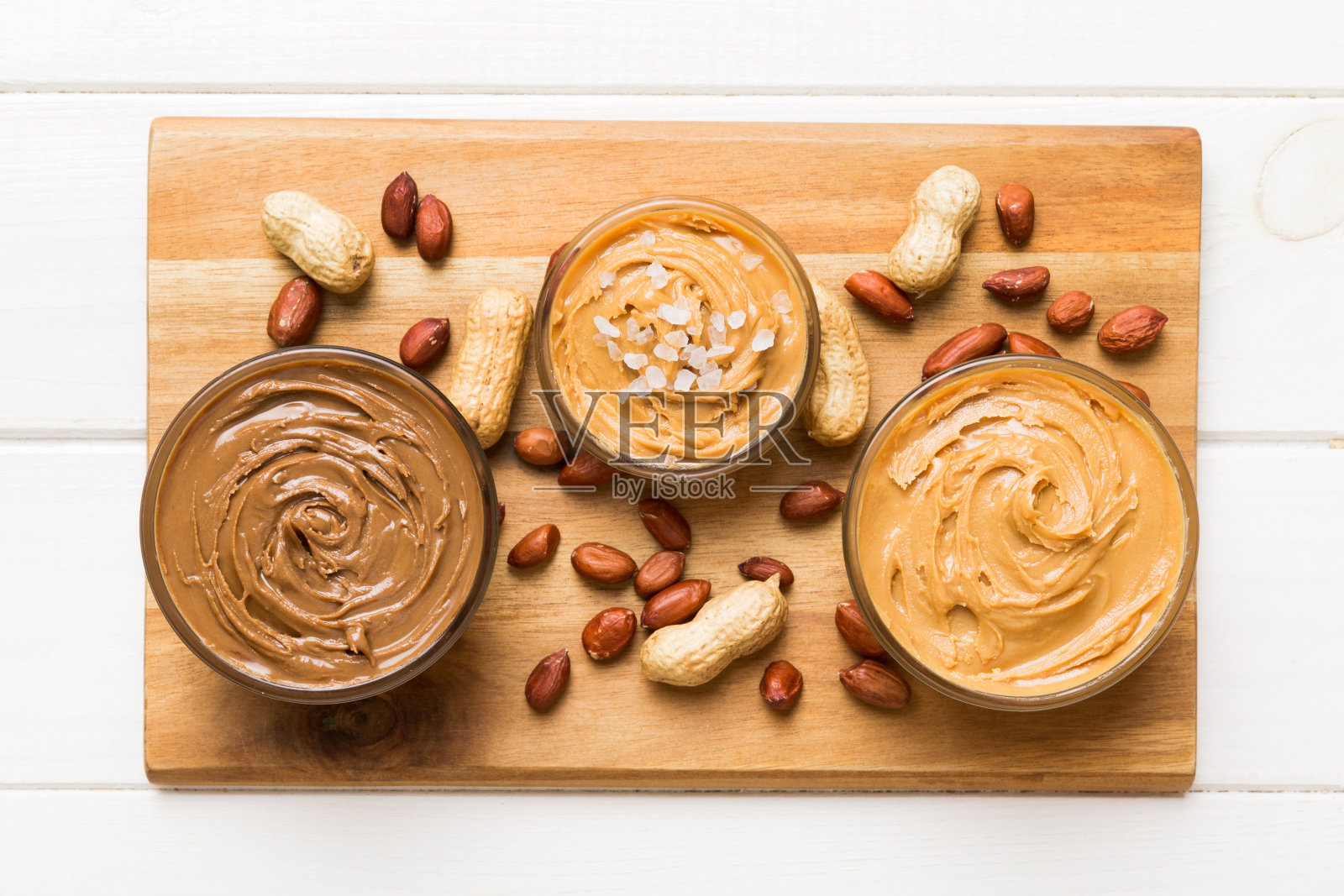 玻璃罐与花生黄油盘在桌子背景，顶视图空间的文字和近距离照片摄影图片