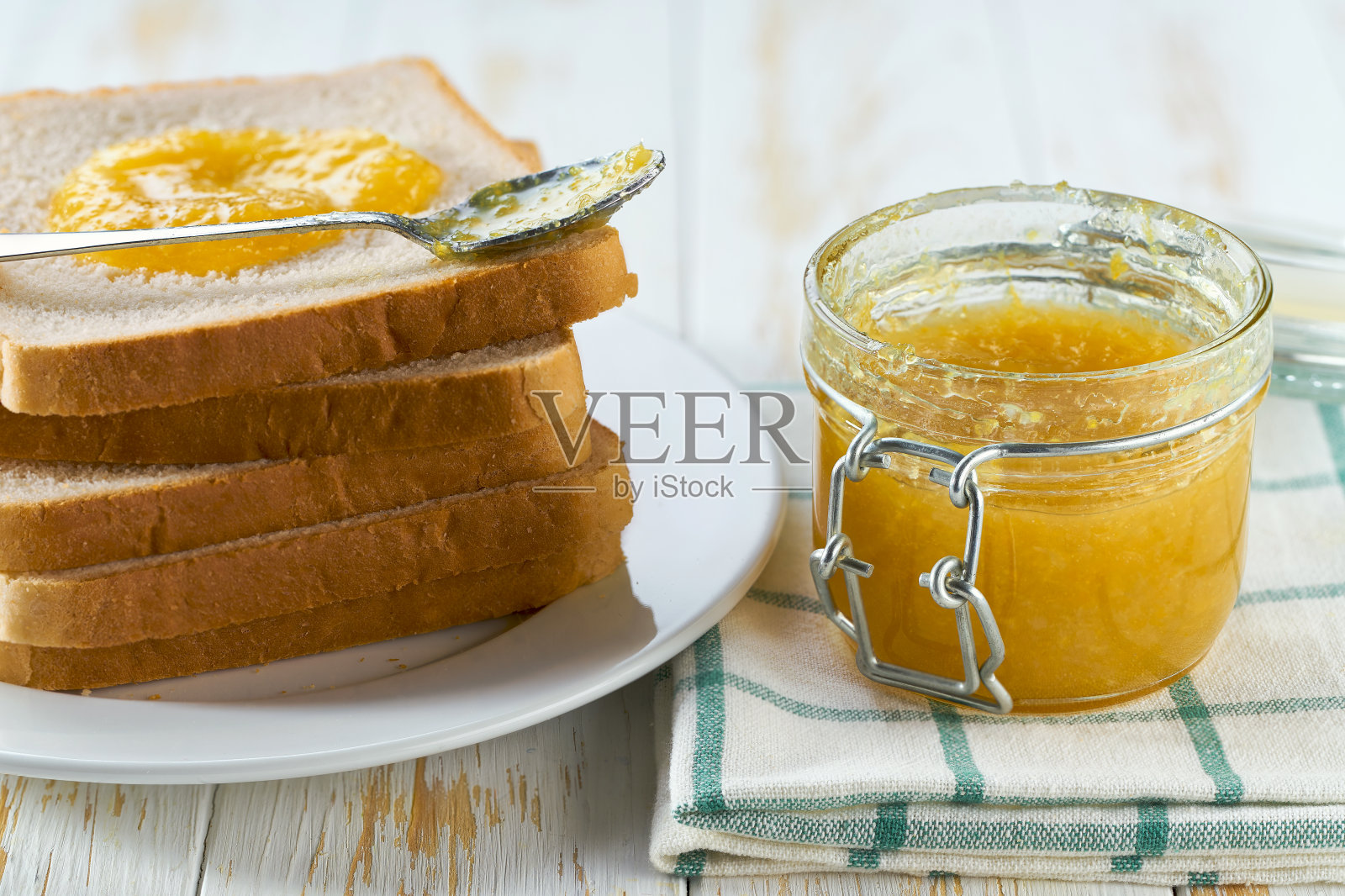 白色木制背景的柠檬果酱三明治或吐司。照片摄影图片