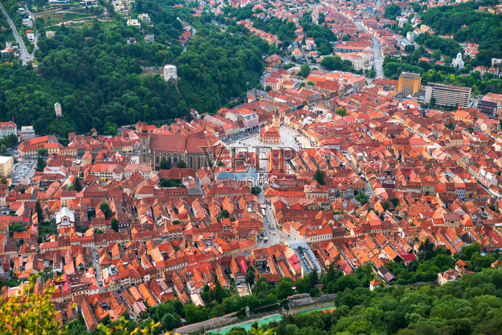 布拉索夫,特兰西瓦尼亚。罗马尼亚。老城区和议会广场的鸟瞰图，布拉索夫城市的鸟瞰图照片摄影图片