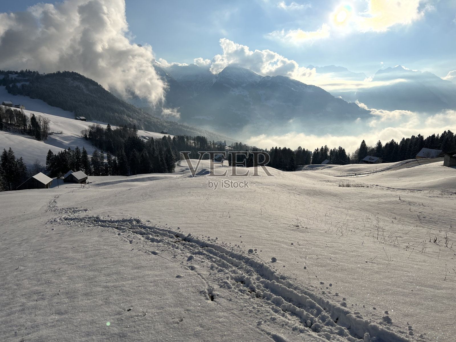 美妙的冬季徒步小径和在瓦伦湖或瓦伦施塔特湖(瓦伦湖)上的痕迹，以及在瑞士阿尔卑斯山新鲜的高山积雪中，阿姆登-圣加仑州，瑞士(瑞士)照片摄影图片