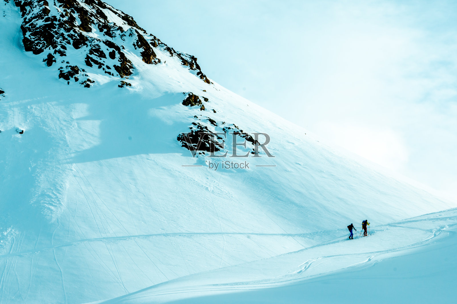 在薄雾中滑雪照片摄影图片