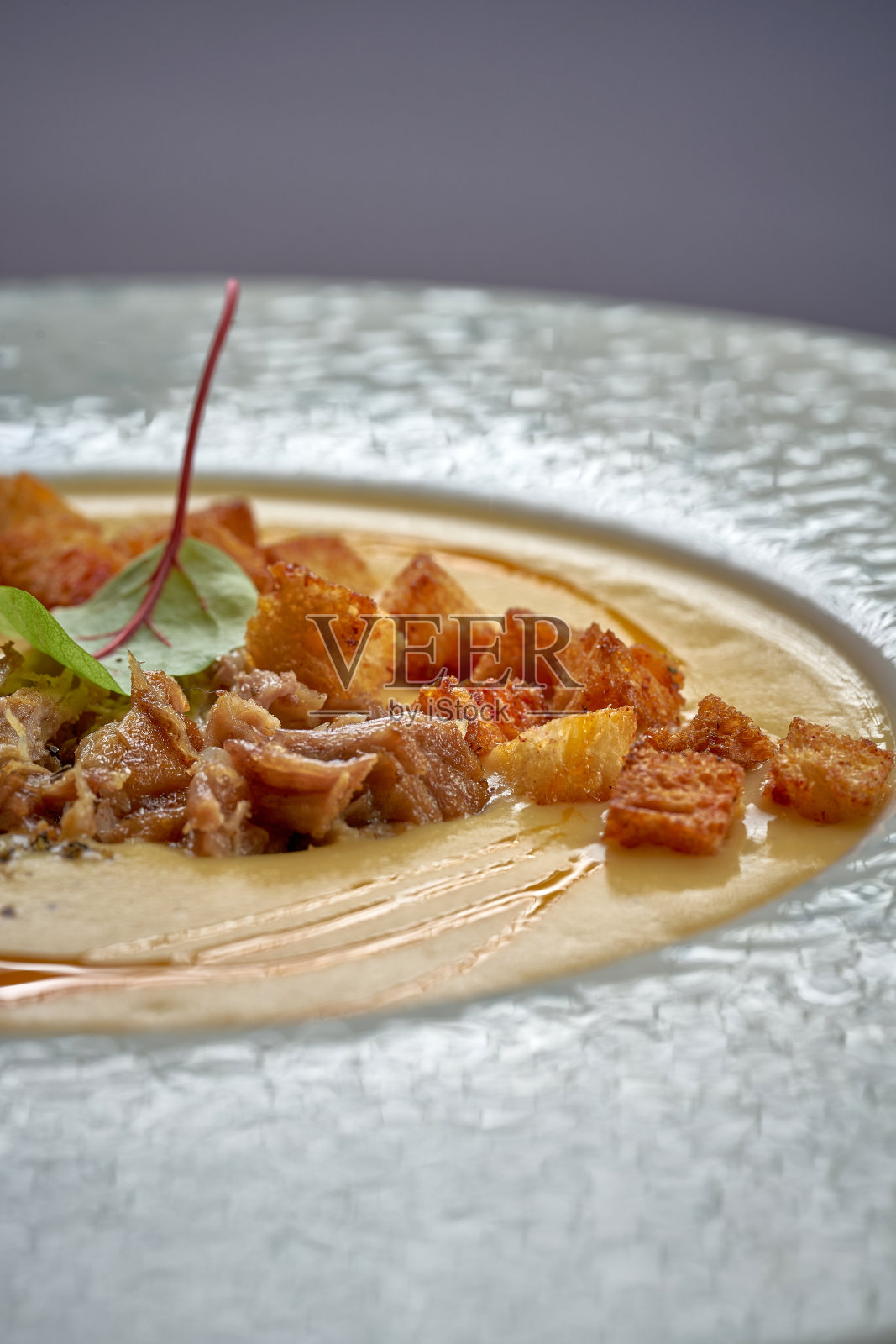 南瓜奶油汤配鸡肉和面包丁照片摄影图片