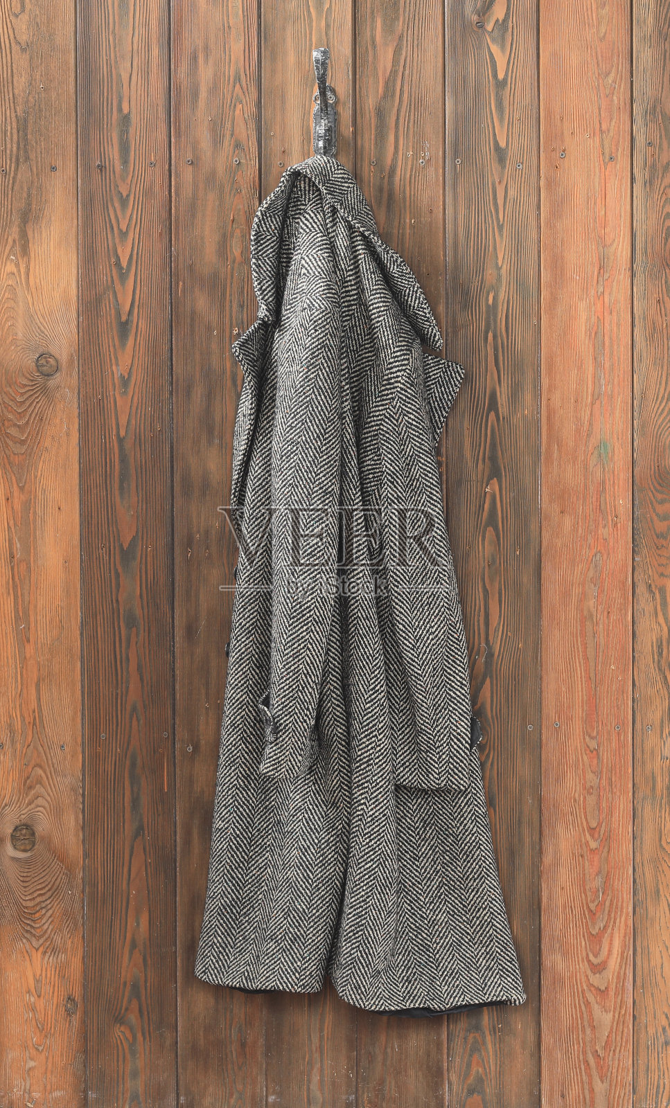 木墙上挂着一件灰色的男大衣照片摄影图片