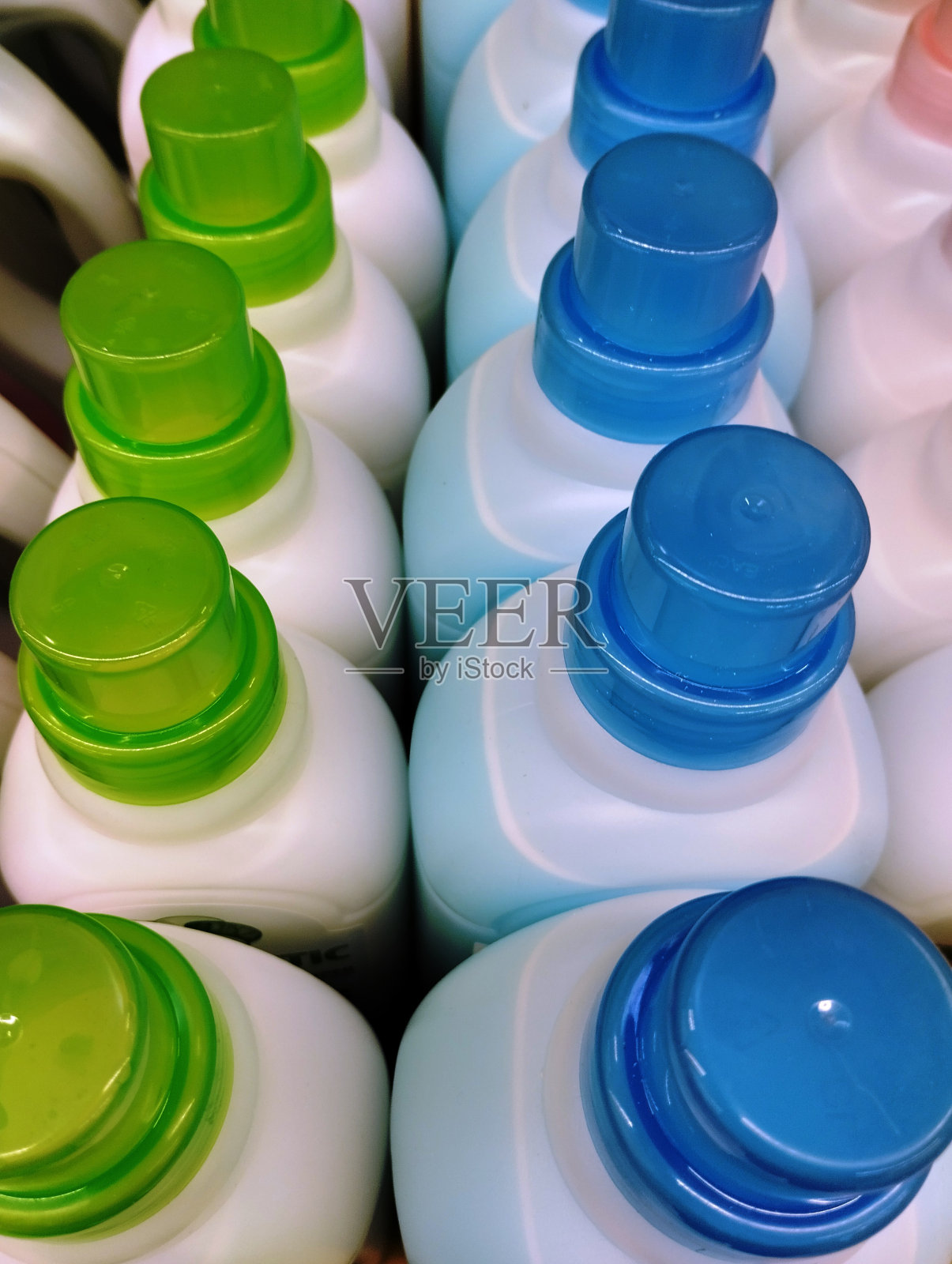 装有家用化学品的瓶子照片摄影图片