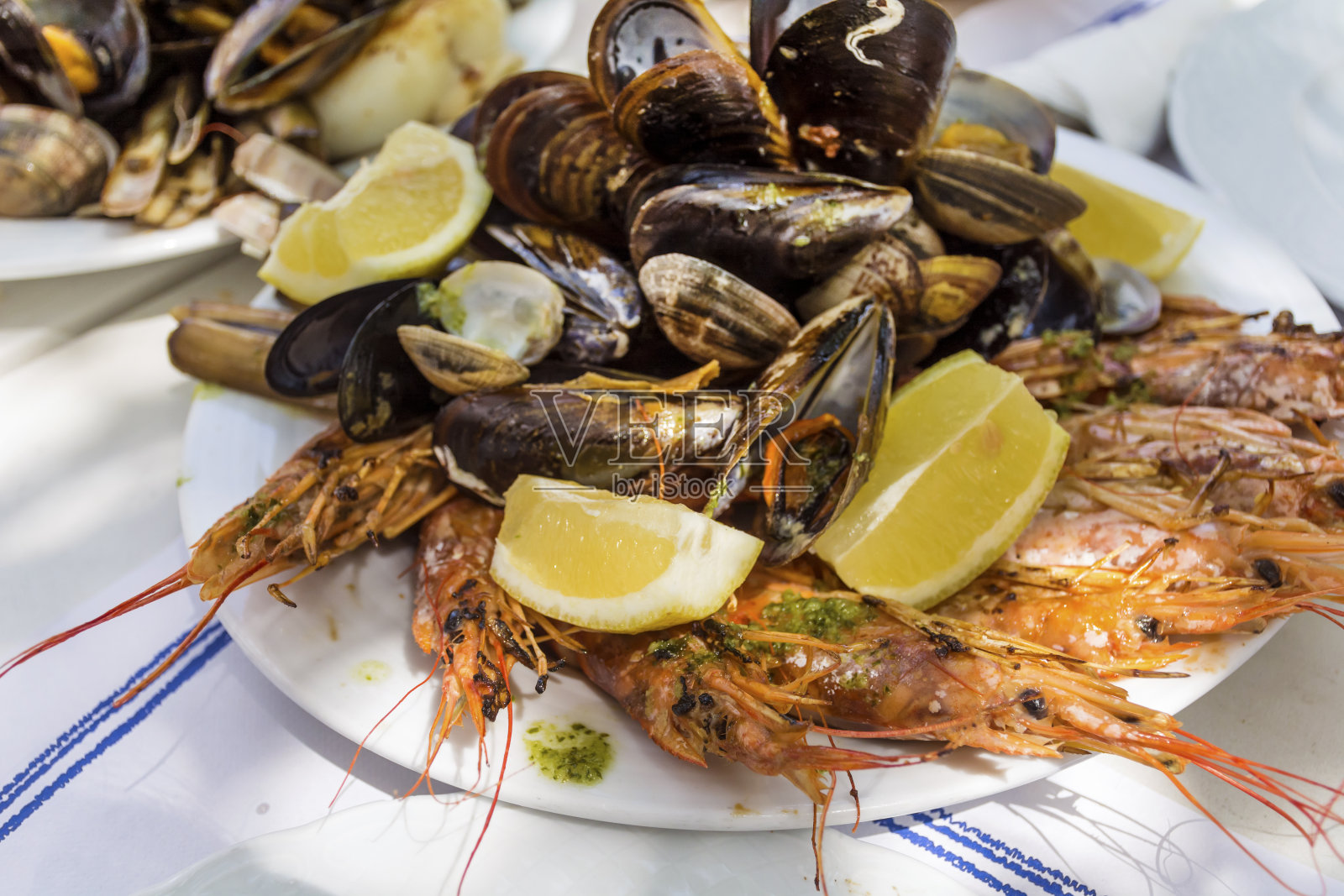 用欧芹、大蒜和柠檬烹制的虾和贝类照片摄影图片