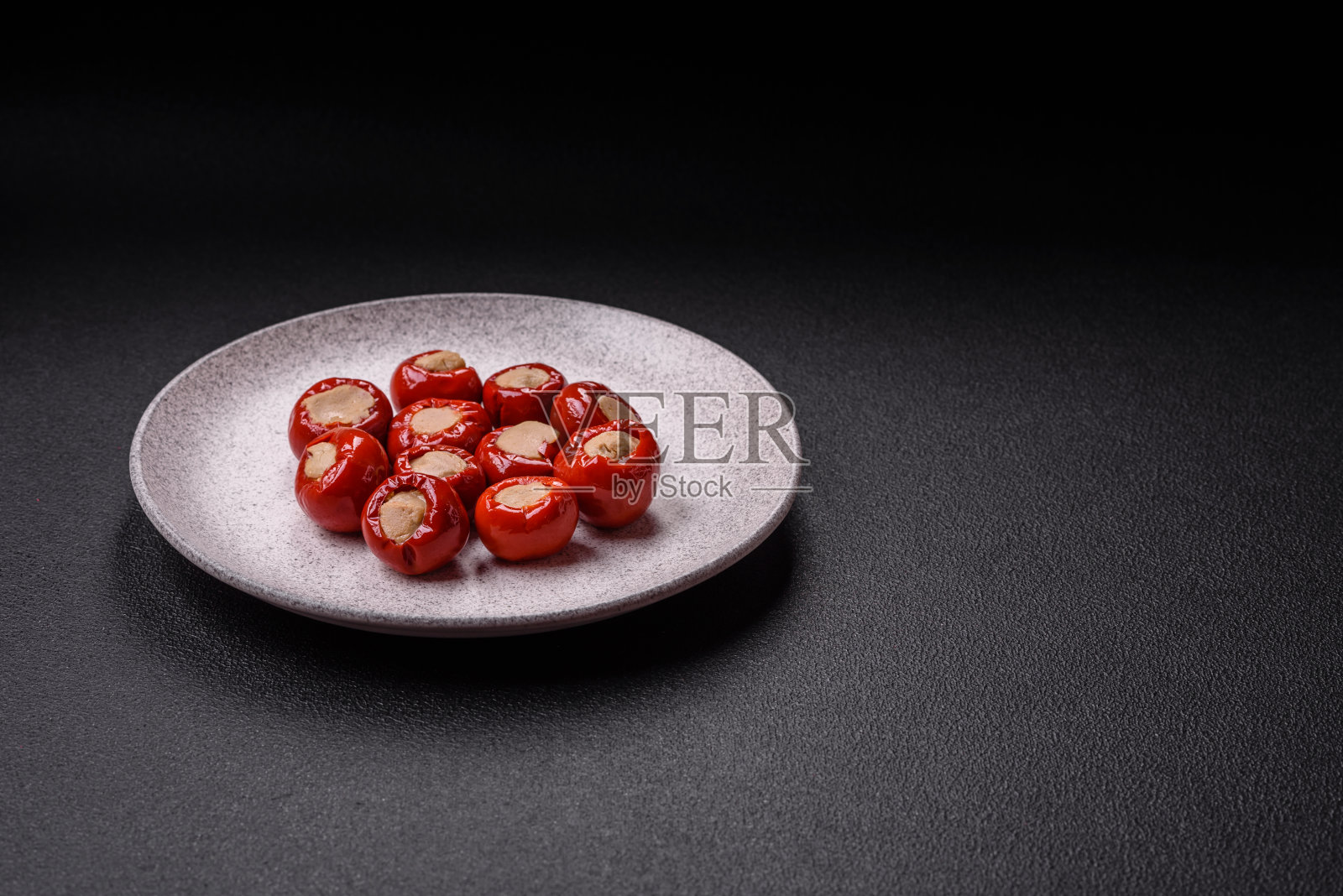 红柿子椒里塞满了奶酪，或者肉里塞满了盐、香料和香草照片摄影图片